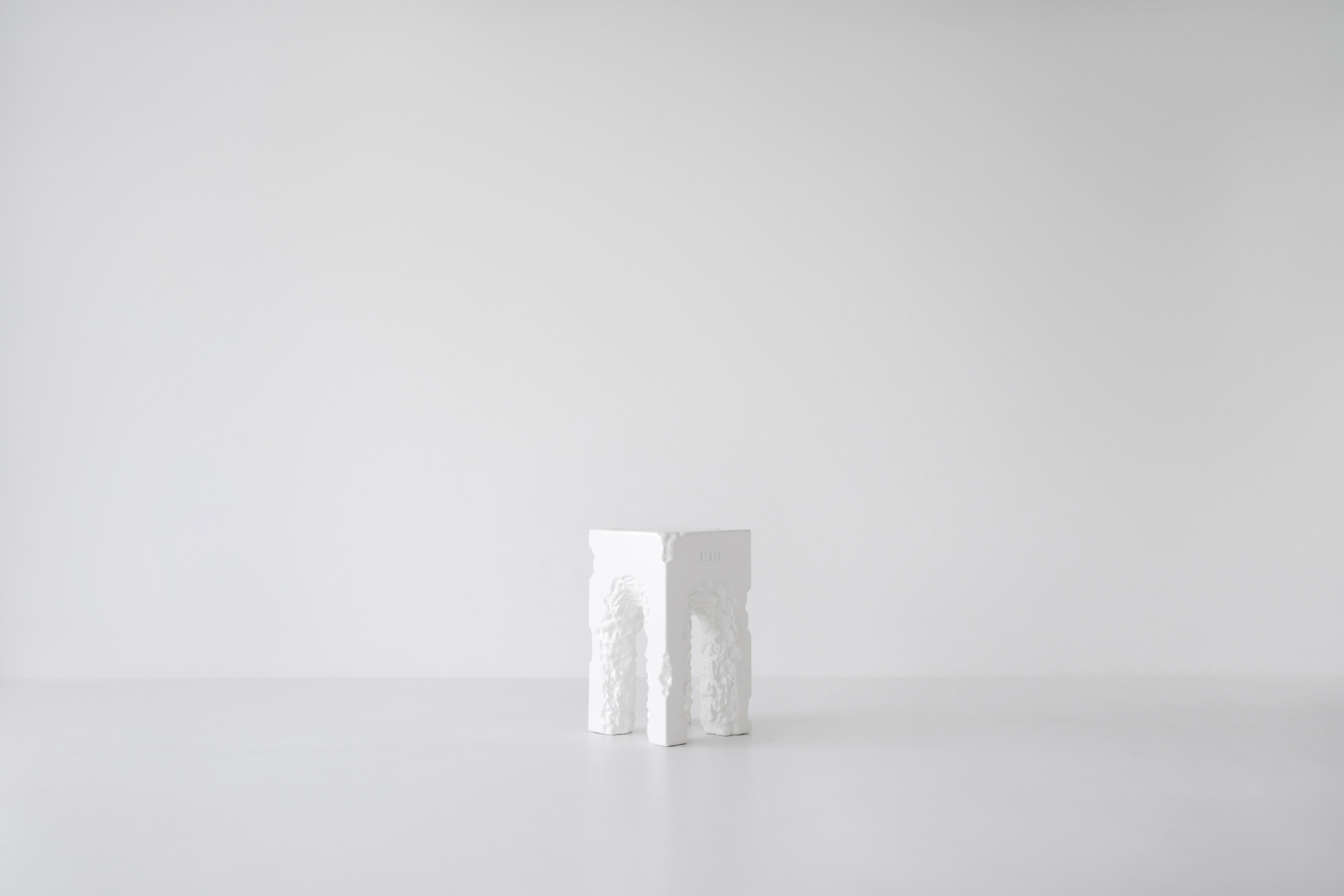 Zeitgenössischer Hocker aus mattem und weißem Fiberglas in Skulptur (Emiratisch) im Angebot