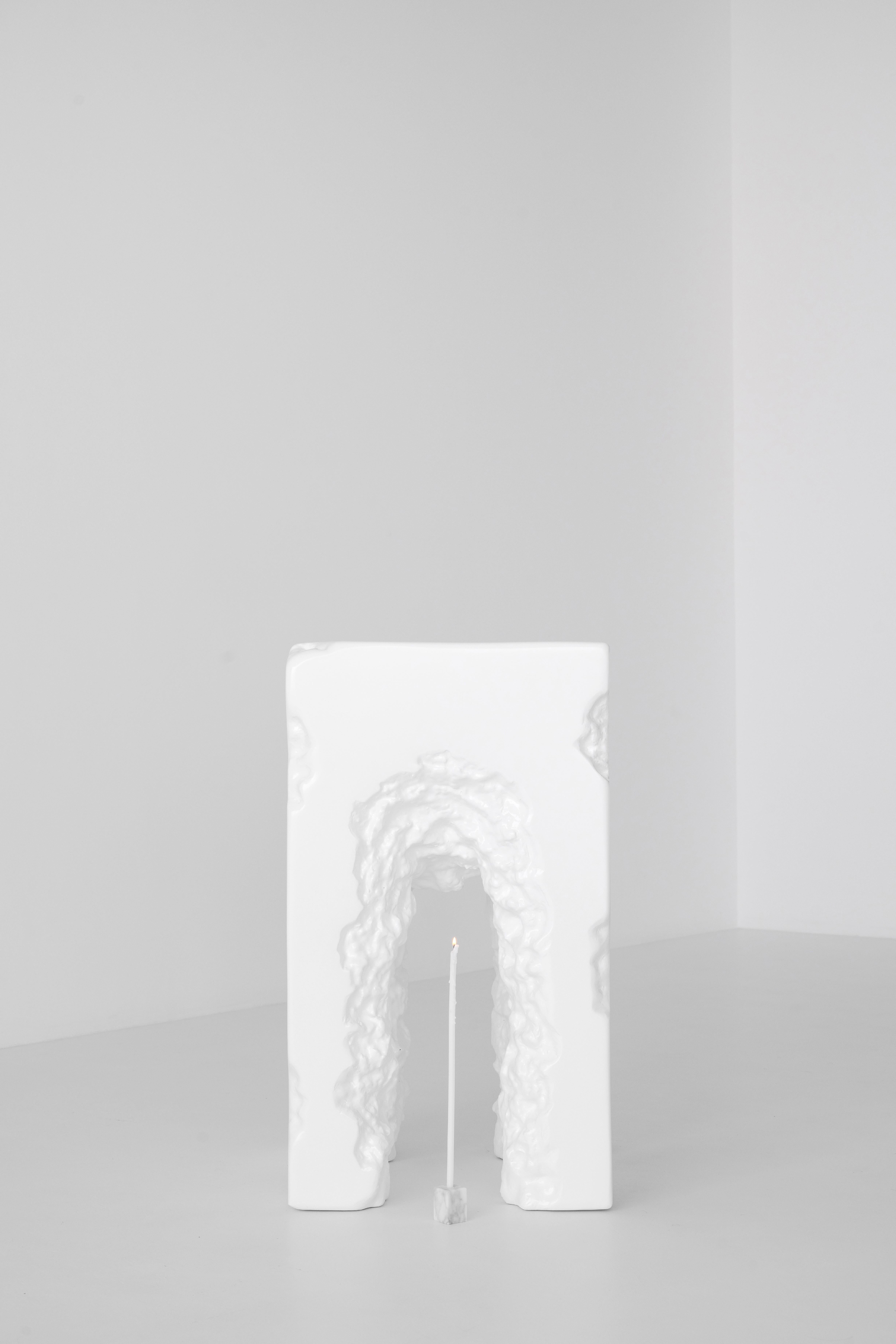 Zeitgenössischer Hocker aus mattem und weißem Fiberglas in Skulptur (Lackiert) im Angebot