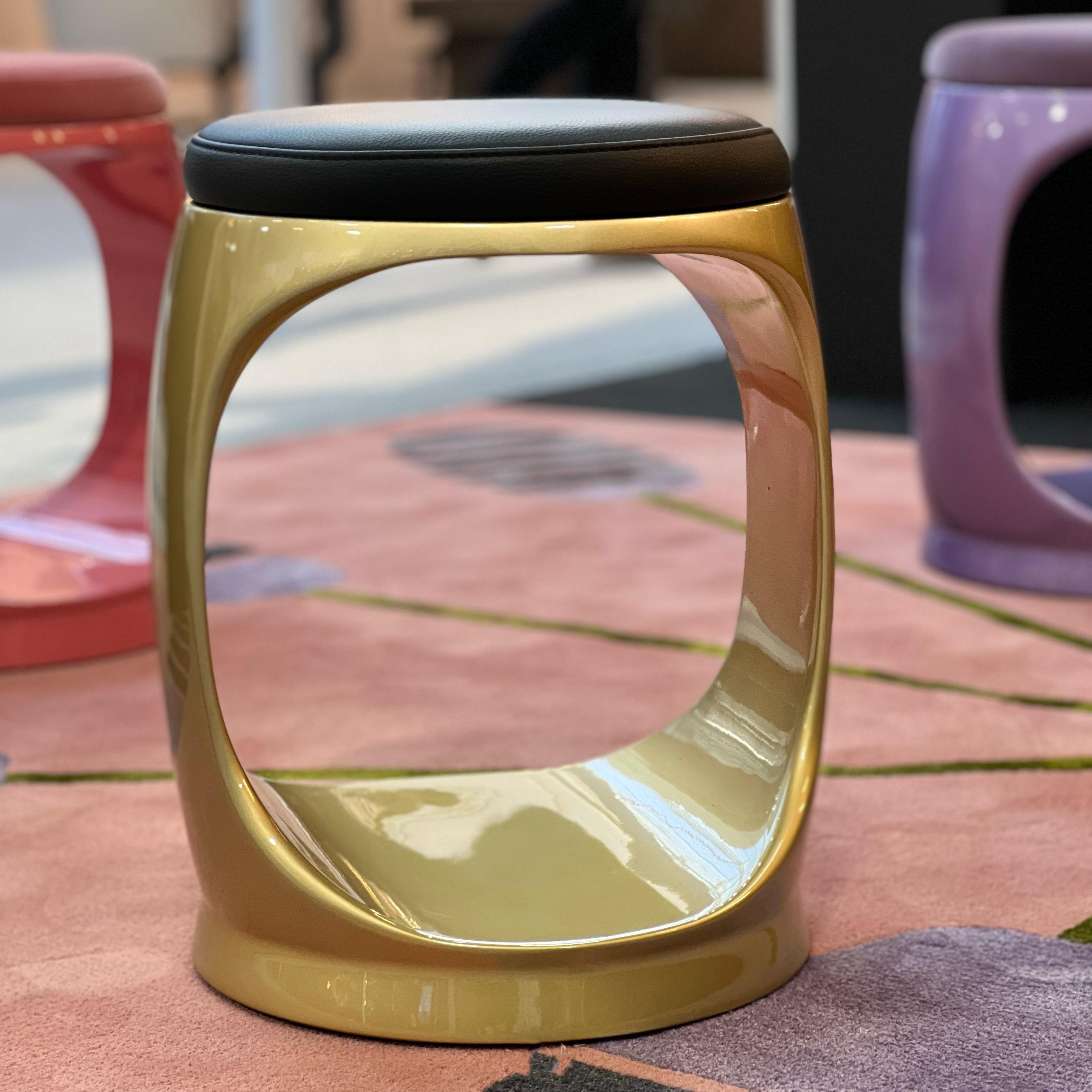 Velluto Sgabello contemporaneo made in Italy Signet Ring Gold, seduta Pouf in vendita