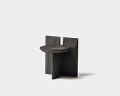 Taburete contemporáneo 'Tabi' de Obstacles, roble macizo, negro, H.30