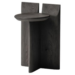 Sgabello contemporaneo 'Tabi' di Obstacles, Rovere massiccio, Nero, H. 45
