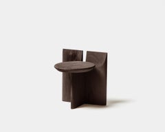 Taburete contemporáneo 'Tabi' de Obstacles, Roble macizo, Café, H.30