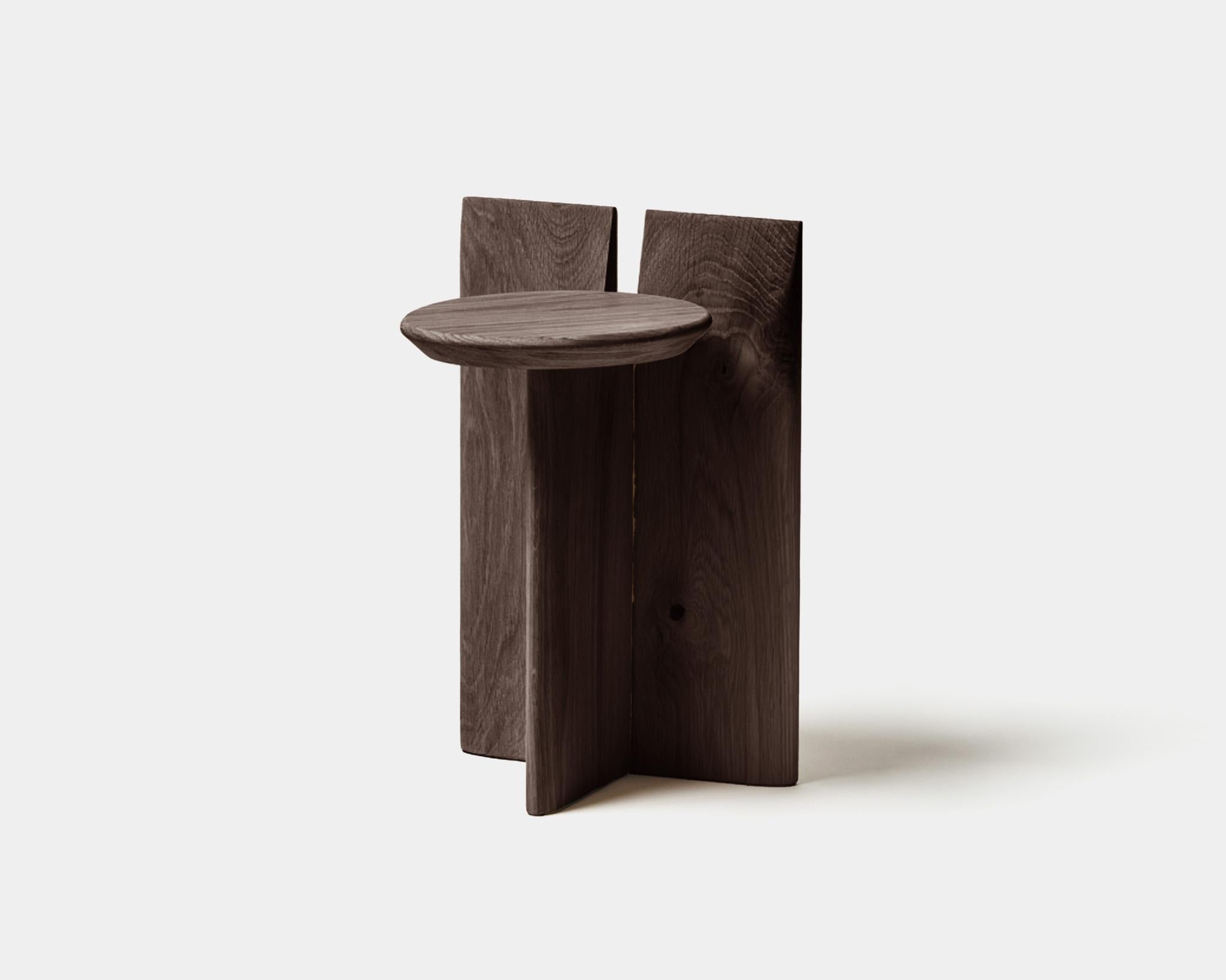 Contemporary Hocker 'Tabi' von Obstacles, Eiche massiv, Öl, H.45 im Angebot 1