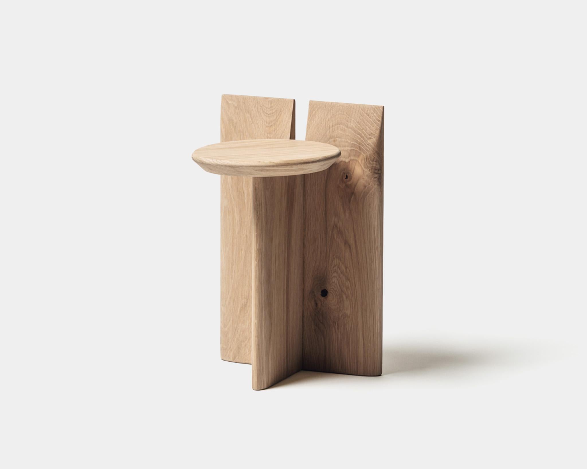 Contemporary Hocker 'Tabi' von Obstacles, Eiche massiv, Öl, H.45 im Angebot 2