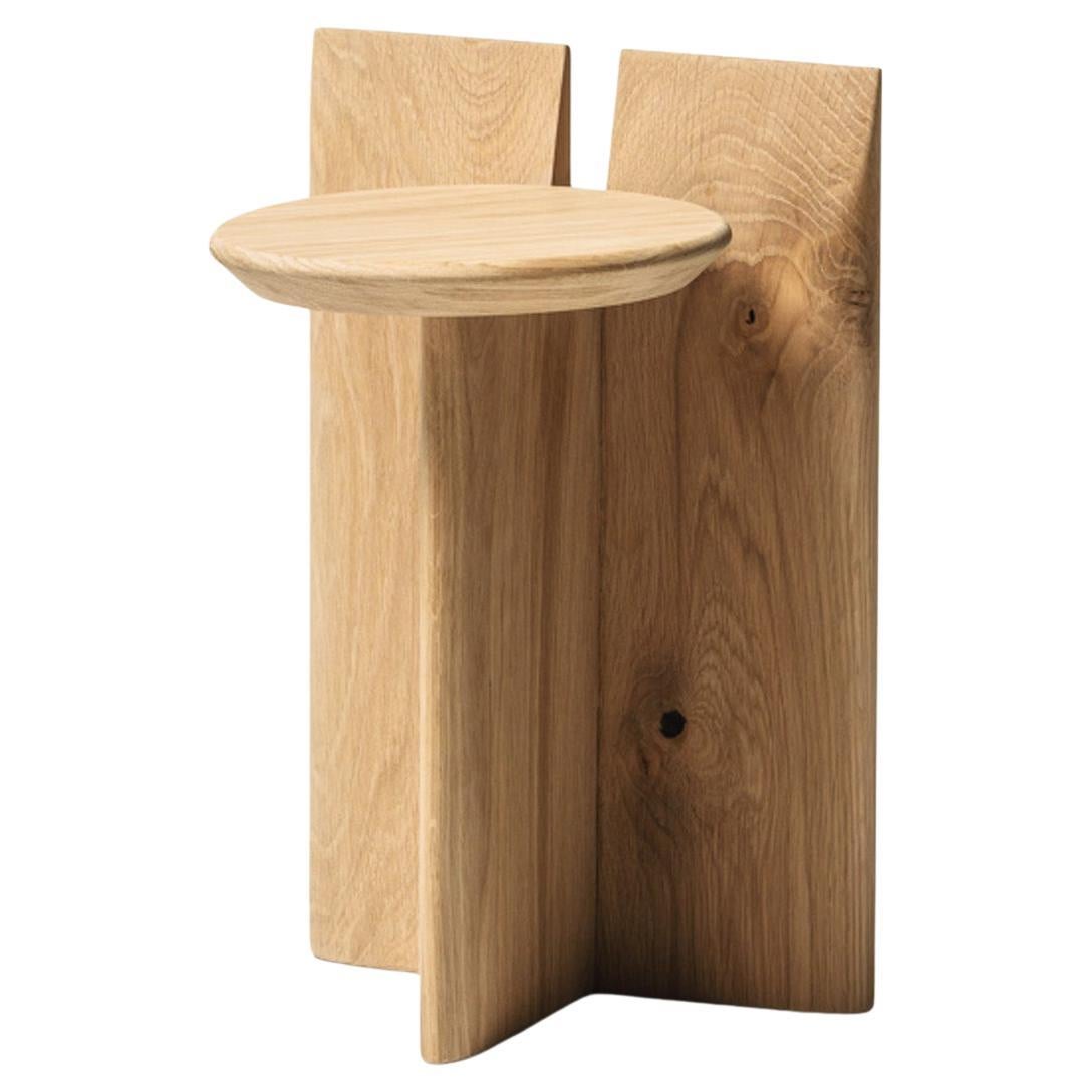 Contemporary Hocker 'Tabi' von Obstacles, Eiche massiv, Öl, H.45 im Angebot