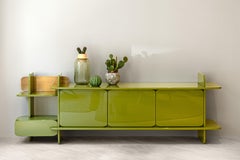 Modernes Sideboard von HESSENTIA aus grün lackiertem Holz mit Metallakzenten