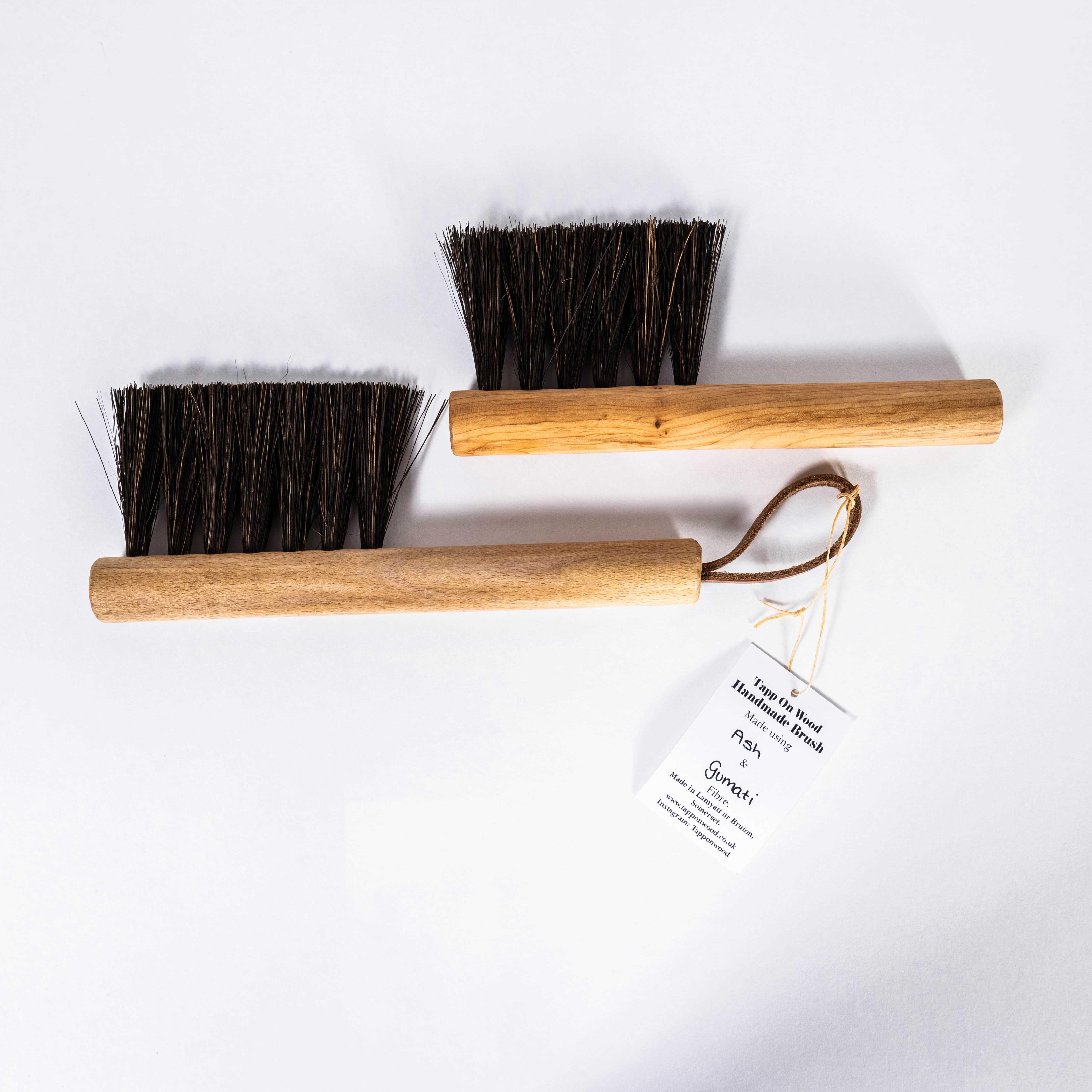 Contemporary Straight Dust Brush - Jonny Tapp (Englisch) im Angebot