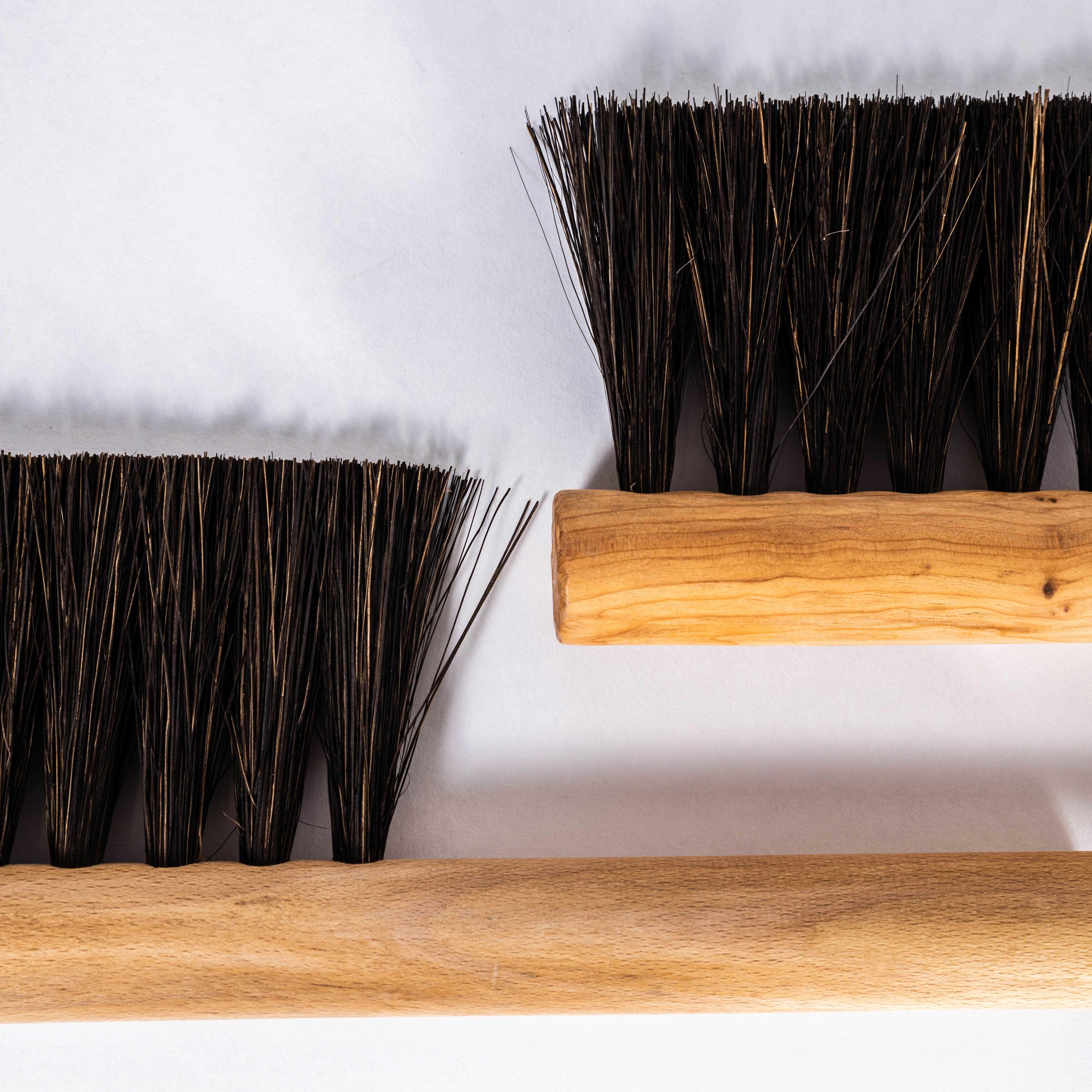 Contemporary Straight Dust Brush - Jonny Tapp im Zustand „Neu“ im Angebot in Hook, Hampshire