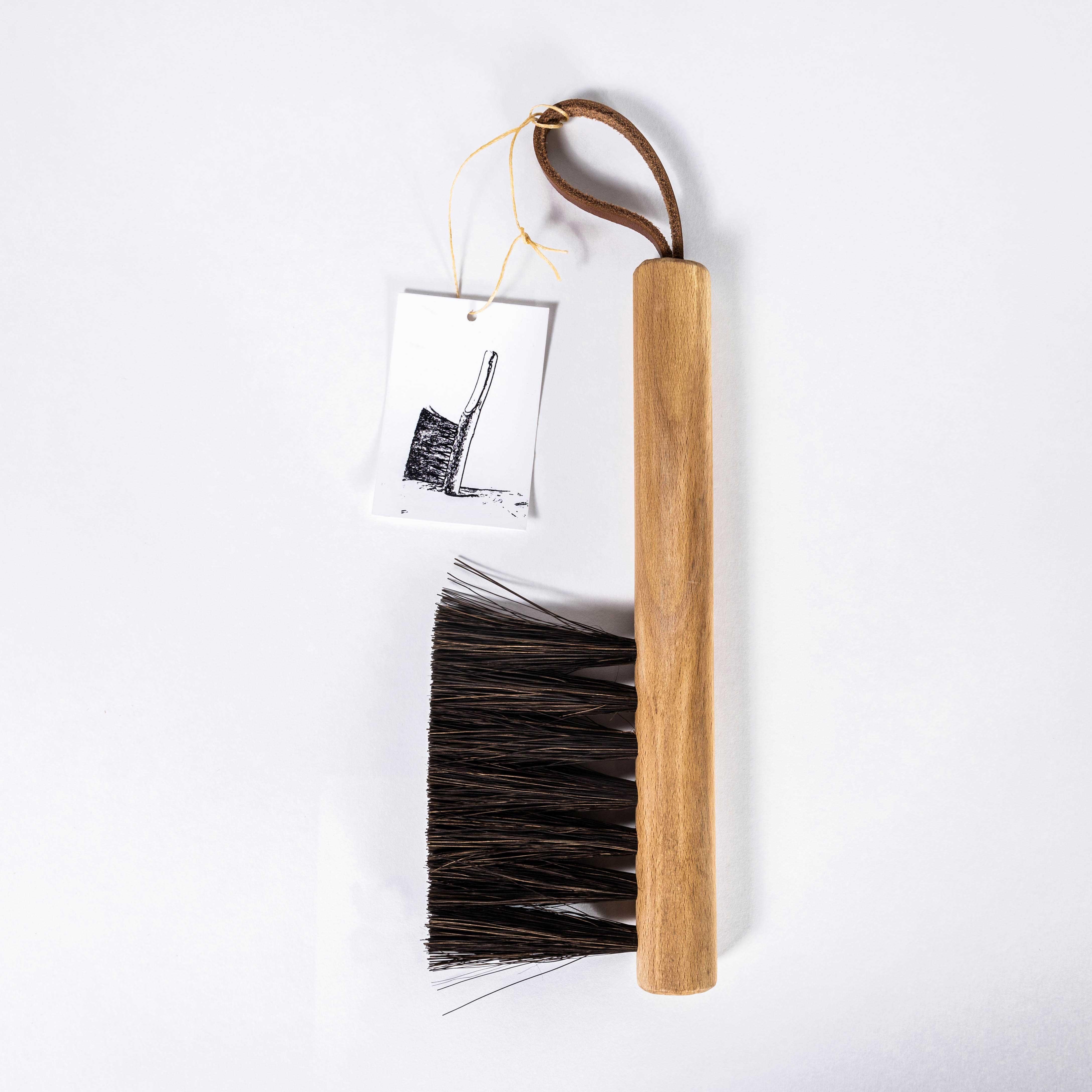 Contemporary Straight Dust Brush - Jonny Tapp (Hartholz) im Angebot