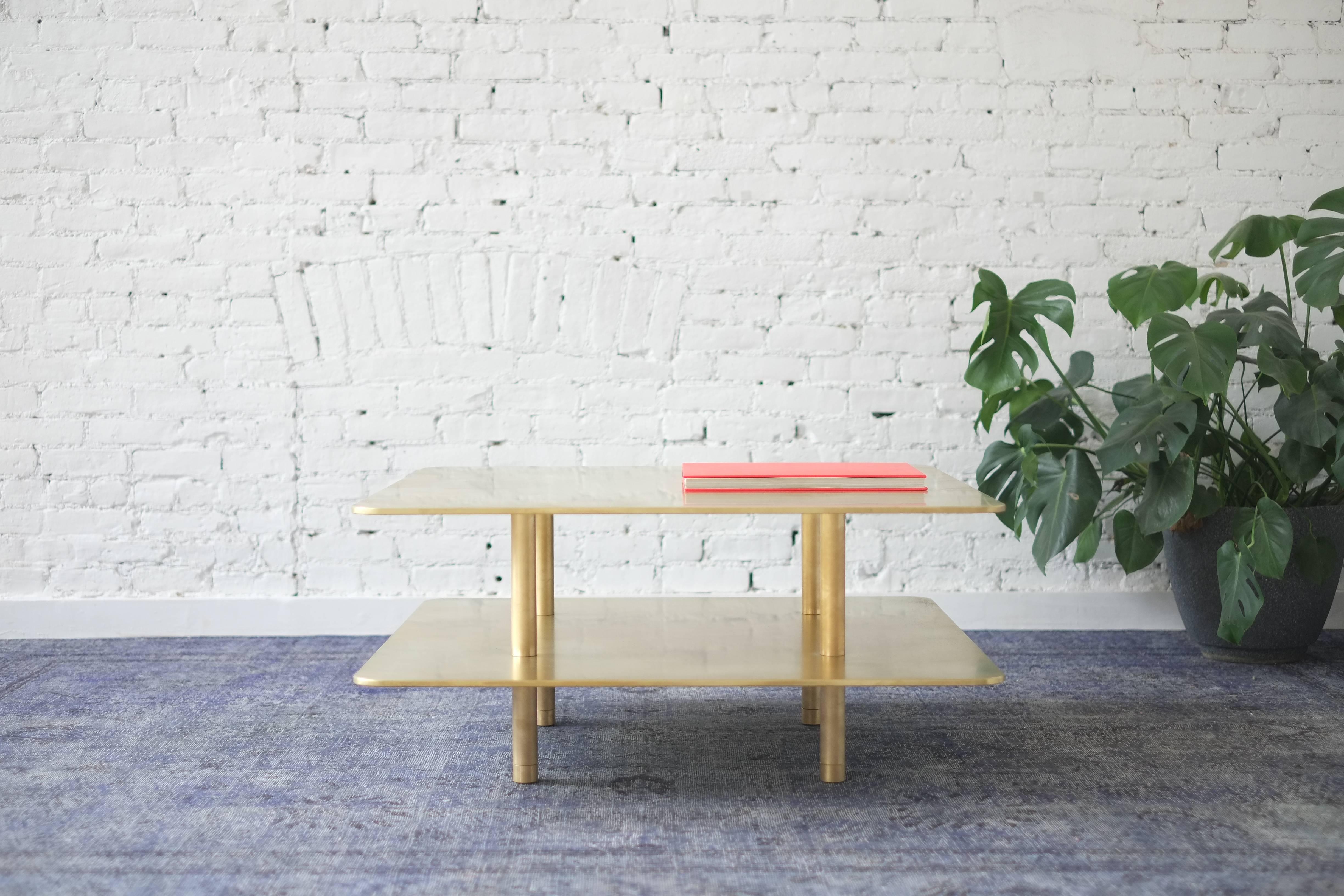 Cette table basse contemporaine et minimale à deux niveaux est composée de deux plateaux fraisés avec précision de 3/8