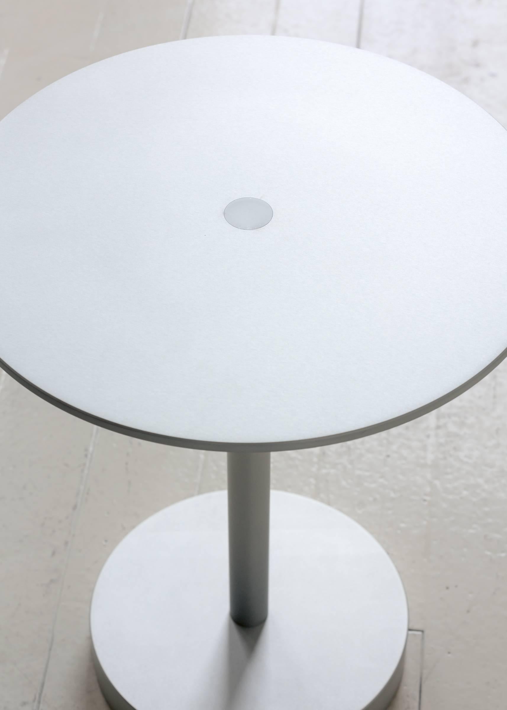Table d'appoint contemporaine Strata en aluminium anodisé de Fort Standard Neuf - En vente à Brooklyn, NY