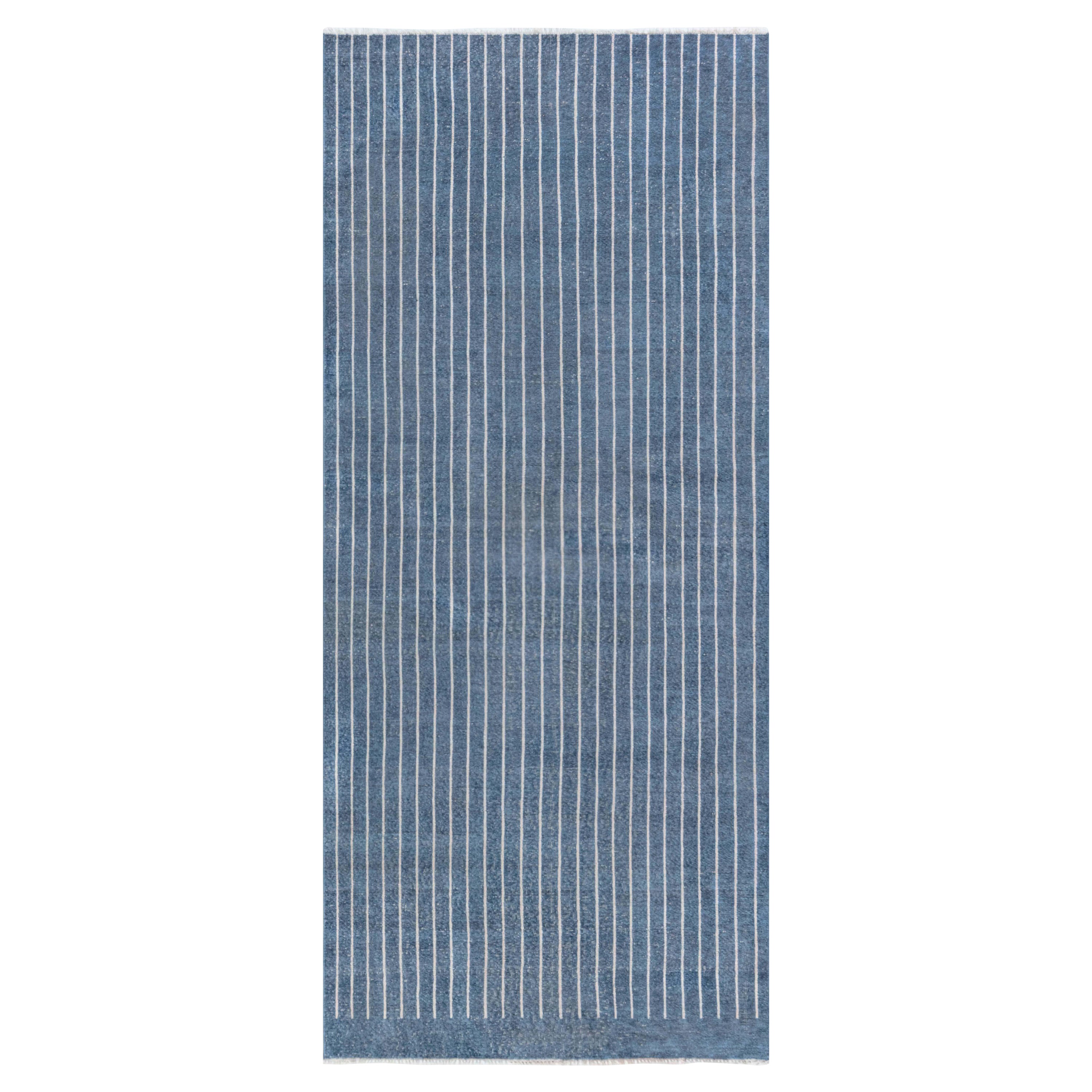 Zeitgenössischer gestreifter blau-weiß gestreifter, handgeknüpfter Läufer von Doris Leslie Blau