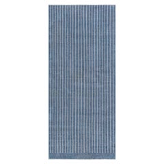 Zeitgenössischer gestreifter blau-weiß gestreifter, handgeknüpfter Läufer von Doris Leslie Blau
