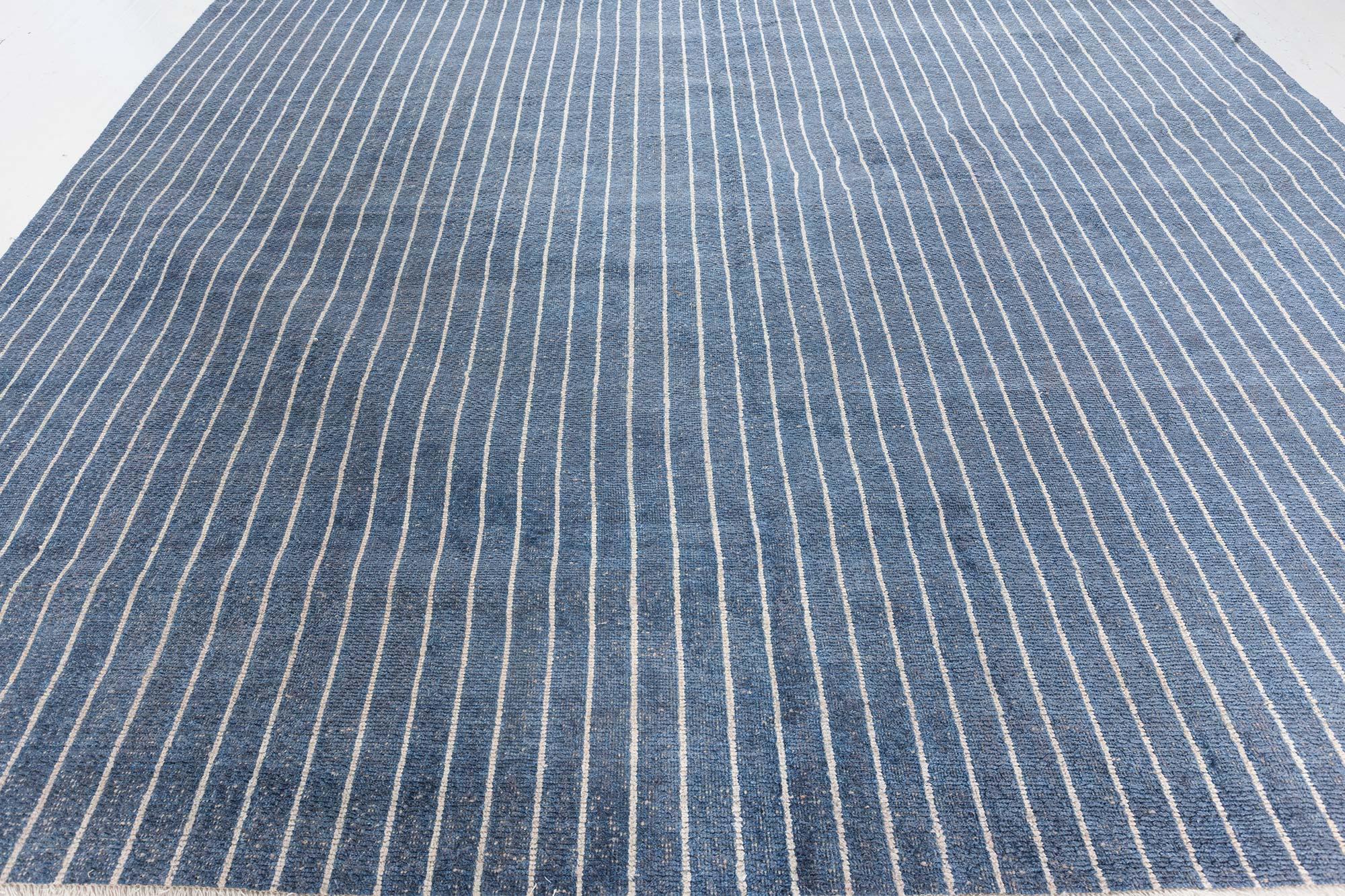 Tapis contemporain rayé bleu et blanc fait main par Doris Leslie Blau
Taille : 274 × 391 cm (9'0