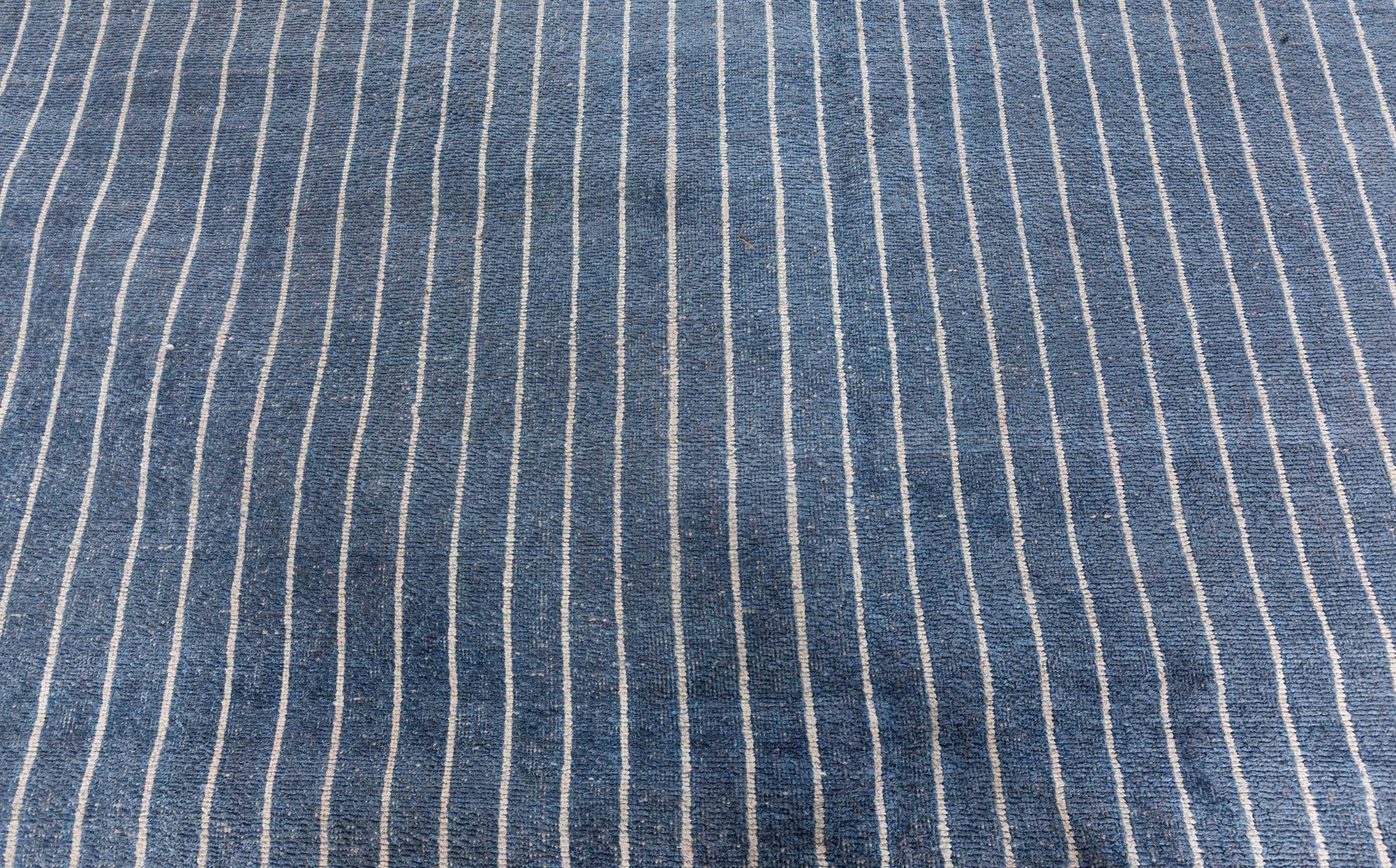 Moderno Tappeto contemporaneo a righe bianche e blu fatto a mano da Doris White Blau in vendita