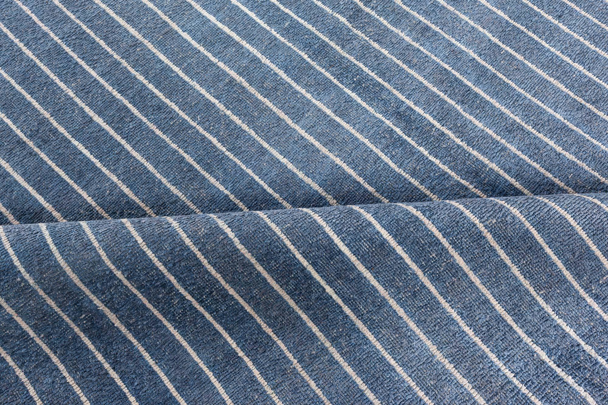 Indien Tapis contemporain rayé bleu et blanc fait à la main par Doris Leslie Blau en vente