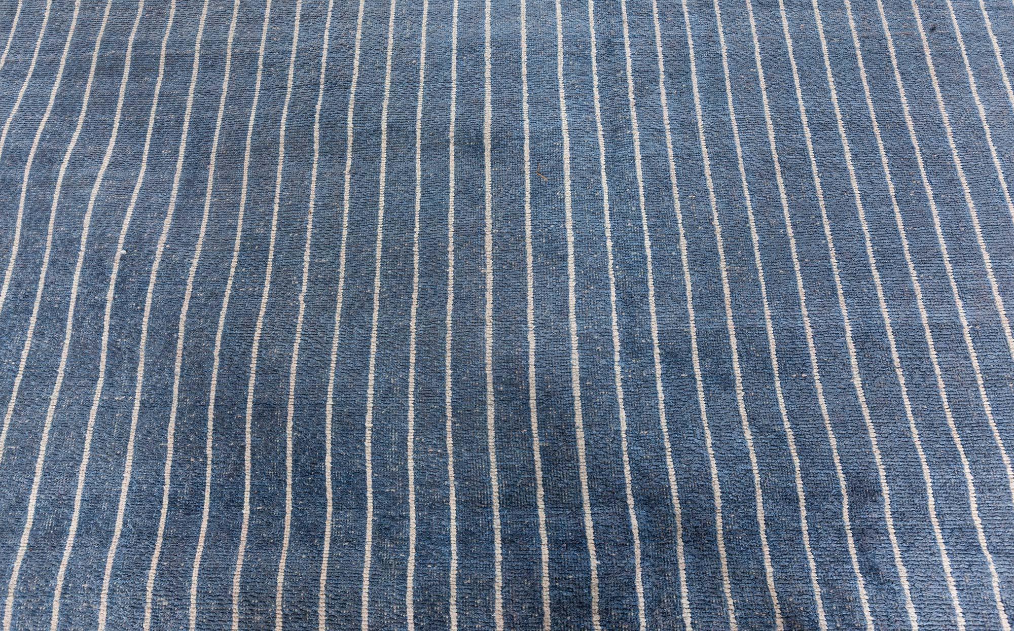Contemporary Striped Blue and White Handmade Rug von Doris Leslie Blau (Handgeknüpft) im Angebot