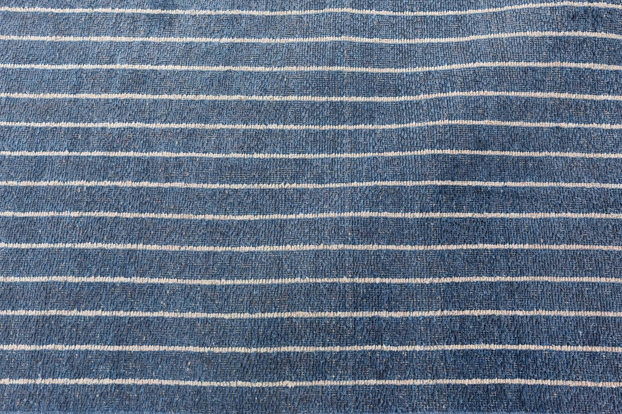 Tappeto contemporaneo a righe bianche e blu fatto a mano da Doris White Blau In condizioni Nuovo in vendita a New York, NY