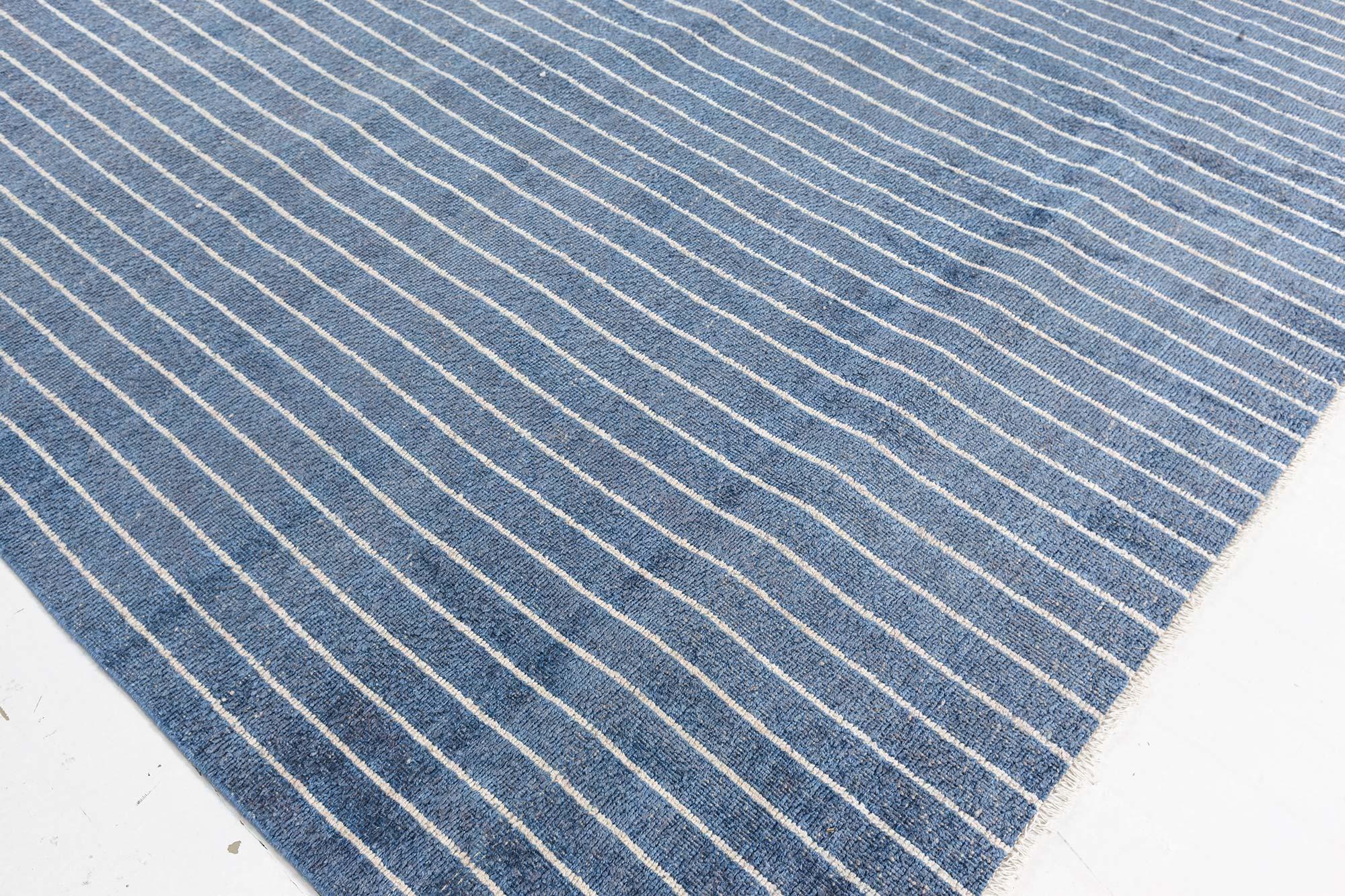 Tapis contemporain rayé bleu et blanc fait à la main par Doris Leslie Blau Neuf - En vente à New York, NY
