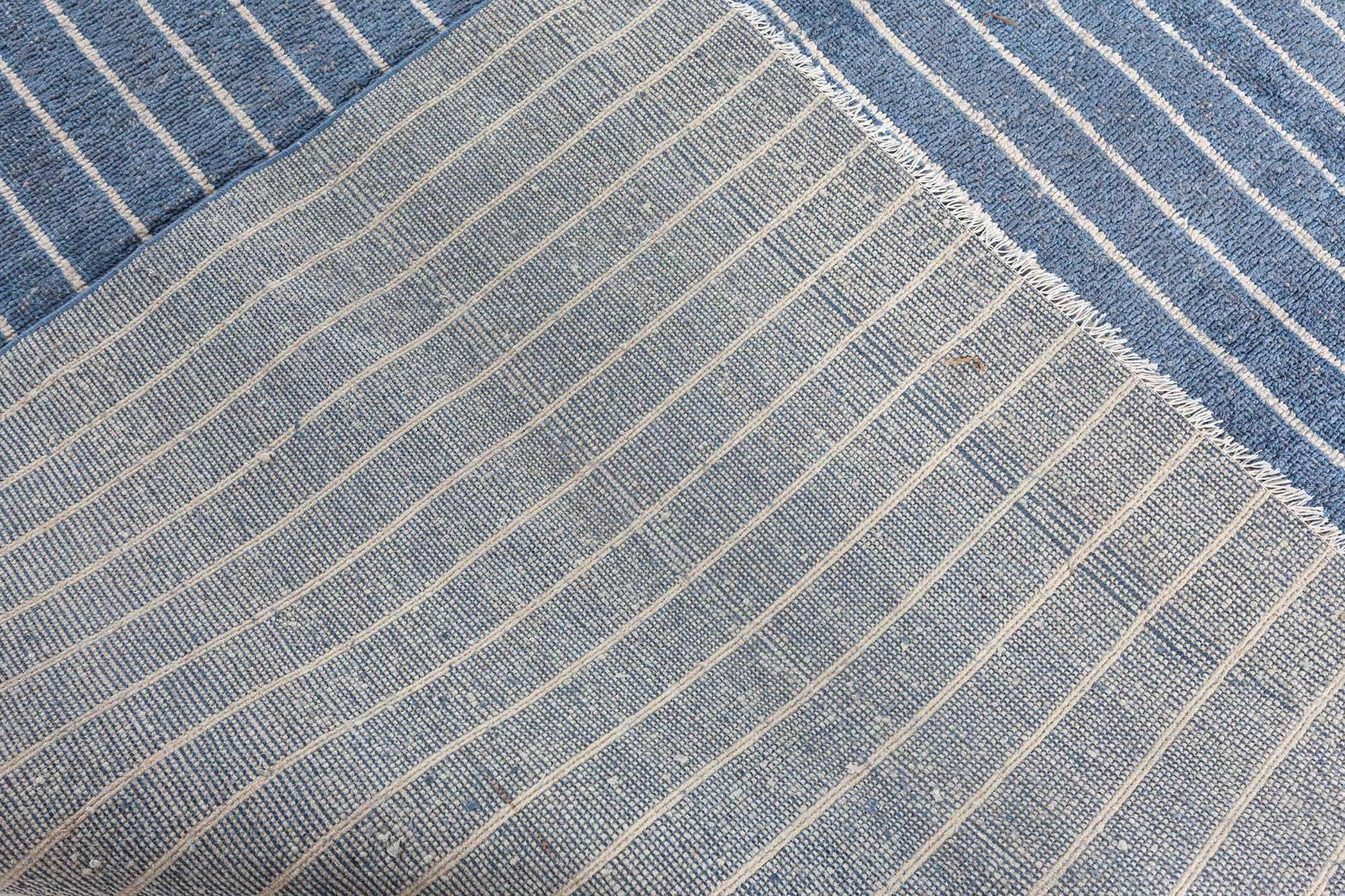 XXIe siècle et contemporain Tapis contemporain rayé bleu et blanc fait à la main par Doris Leslie Blau en vente