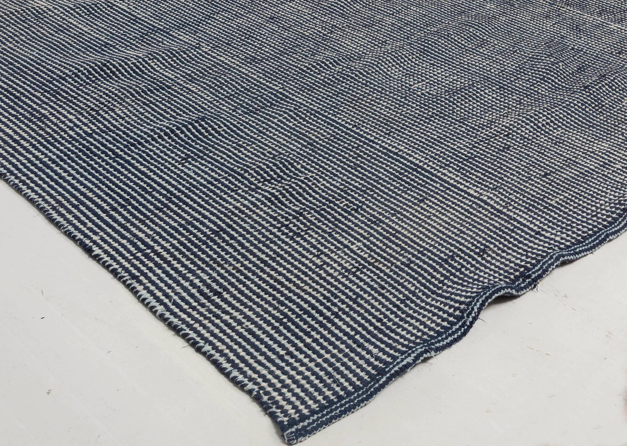 Zeitgenössischer gestreifter blauer Flachgewebe-Wollteppich von Doris Leslie Blau (Handgewebt) im Angebot