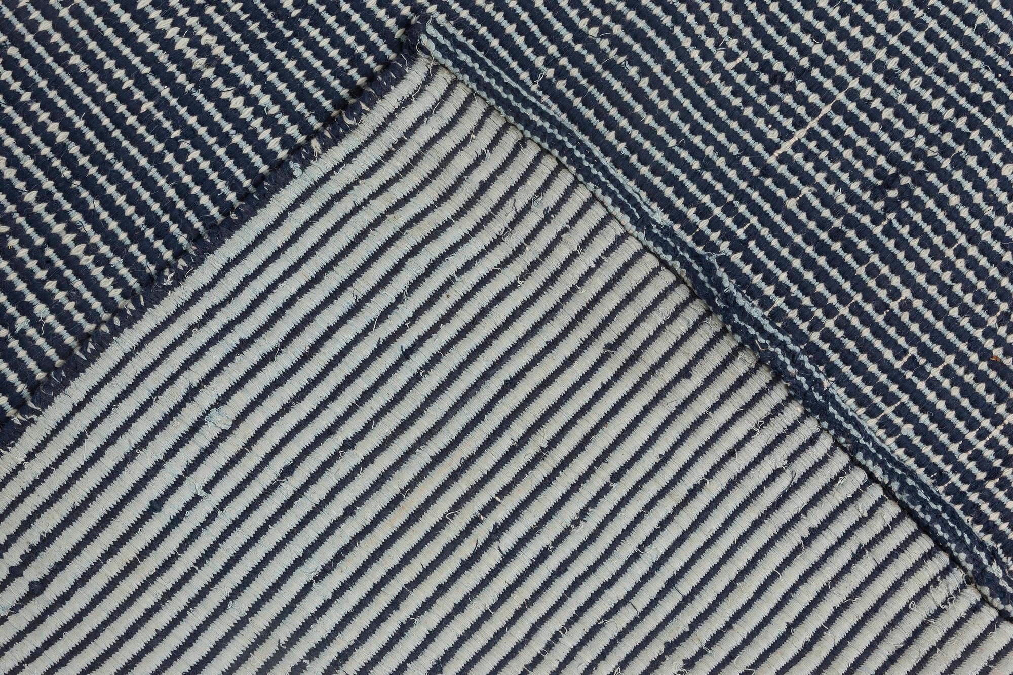 Zeitgenössischer gestreifter blauer Flachgewebe-Wollteppich von Doris Leslie Blau im Zustand „Neu“ im Angebot in New York, NY