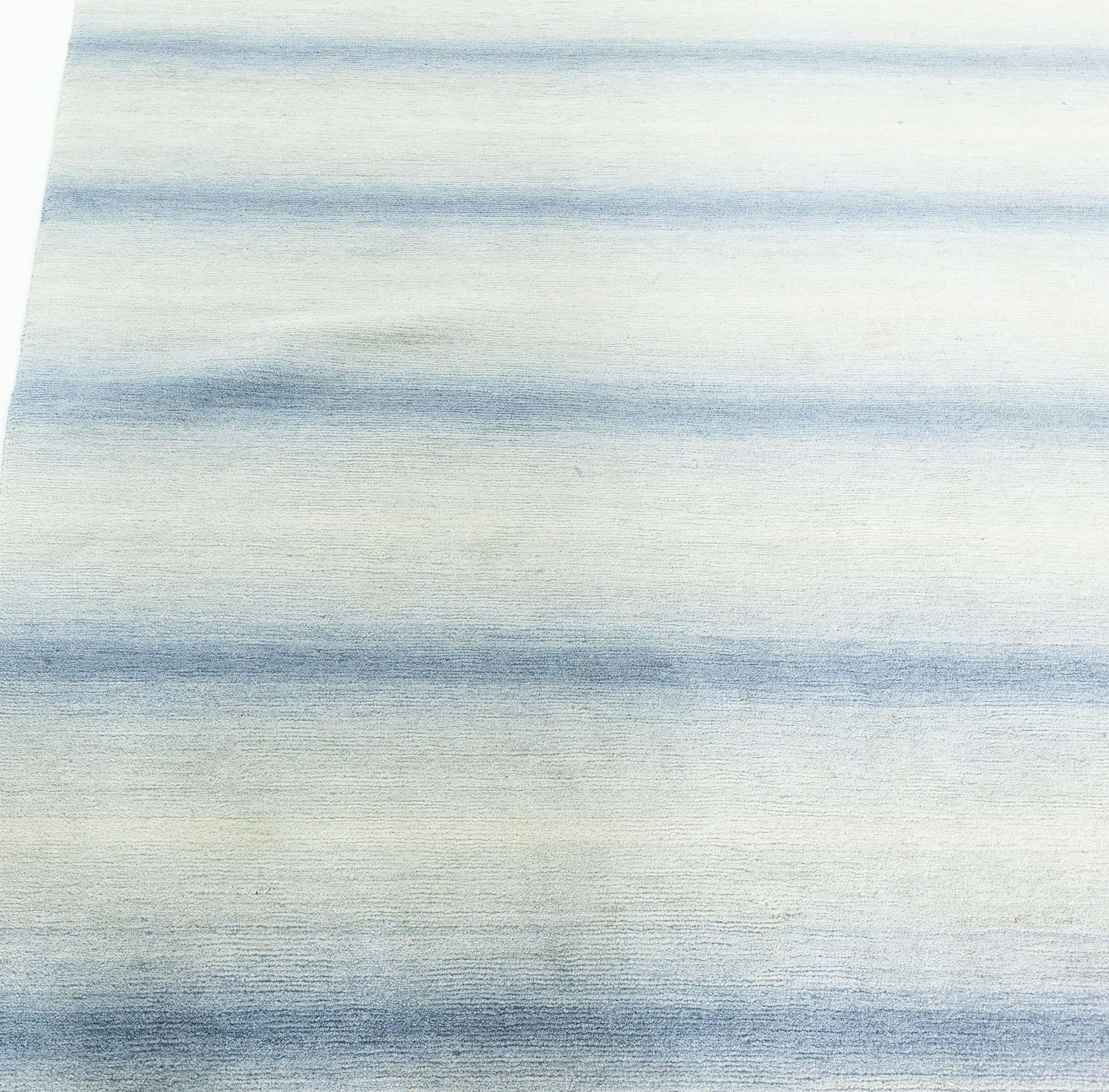 Indiano Tappeto contemporaneo a righe blu in lana annodata a mano di Doris Leslie Blau in vendita