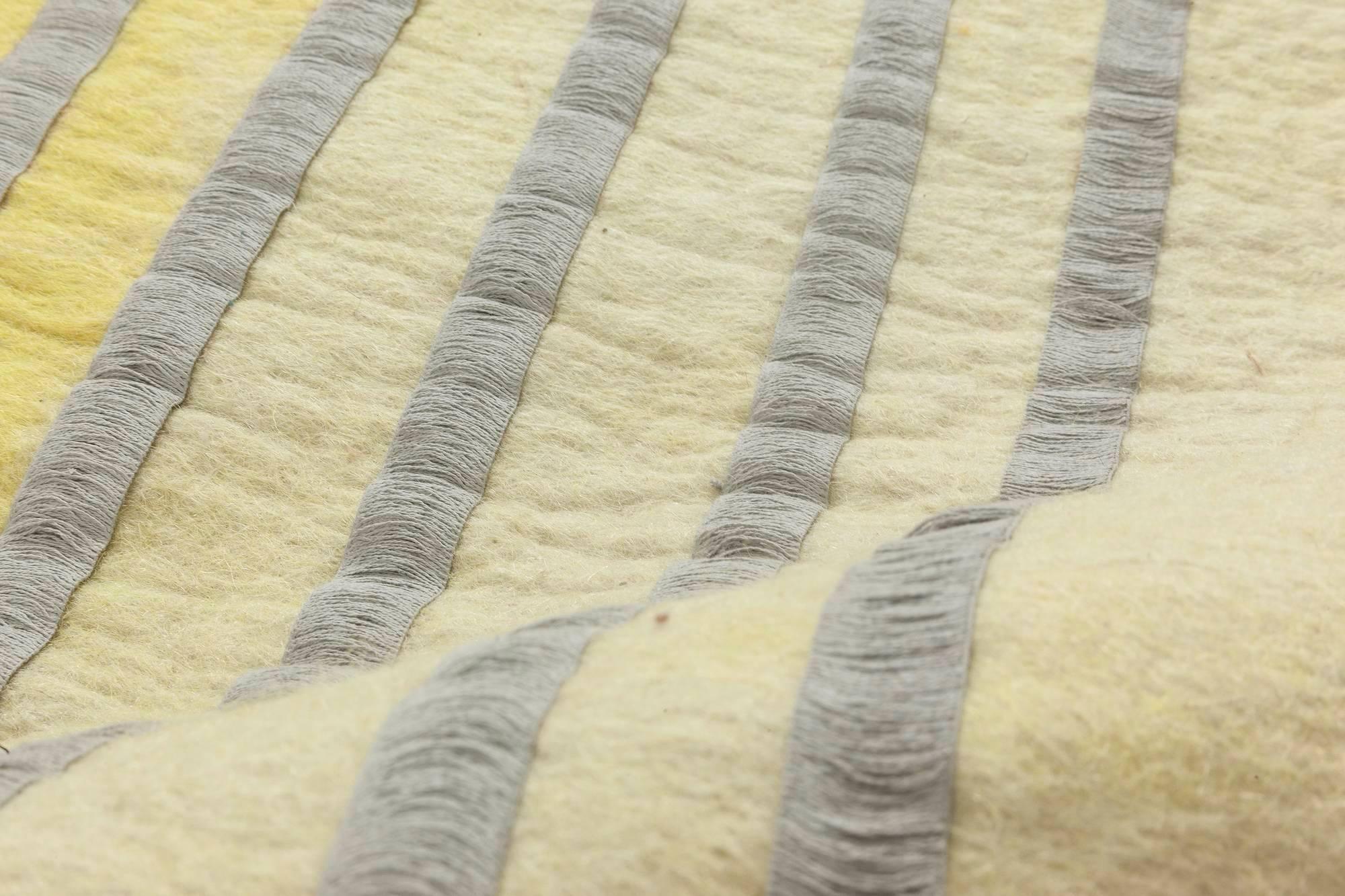 Tapis contemporain rayé double face gris et jaune de Doris Leslie Blau.
Taille : 7'10