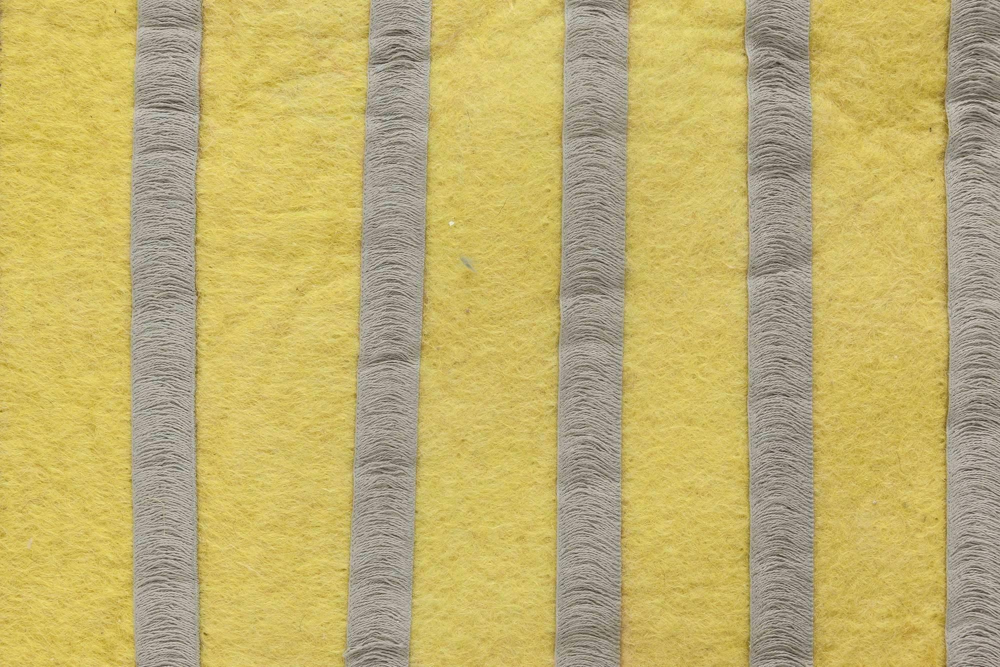 Moderne Tapis contemporain rayé à double face gris et jaune de Doris Leslie Blau en vente