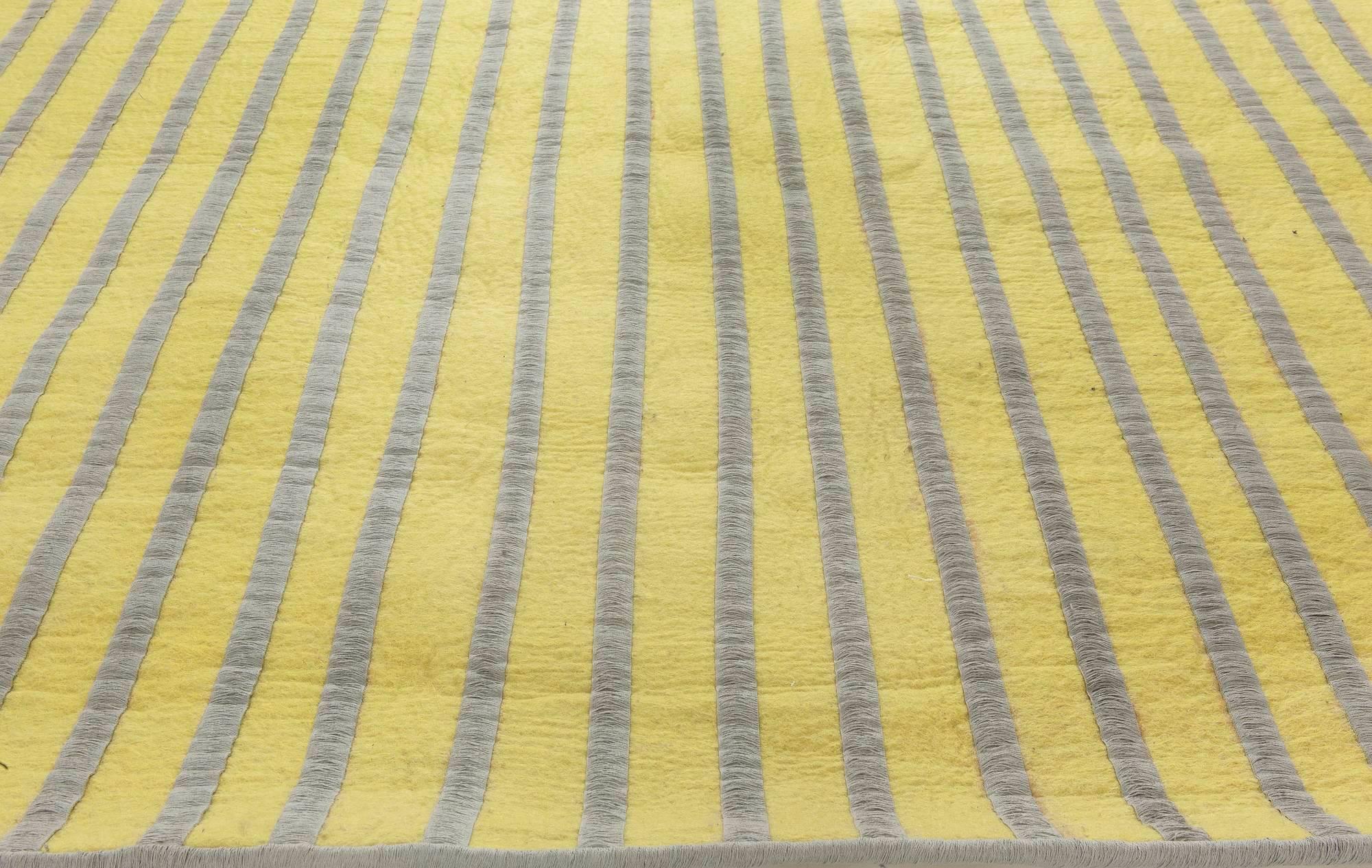 Indien Tapis contemporain rayé à double face gris et jaune de Doris Leslie Blau en vente