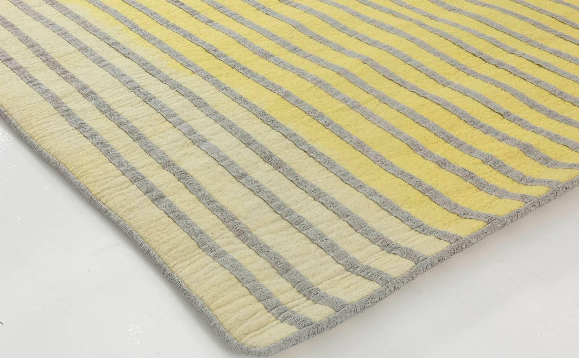 Fait main Tapis contemporain rayé à double face gris et jaune de Doris Leslie Blau en vente