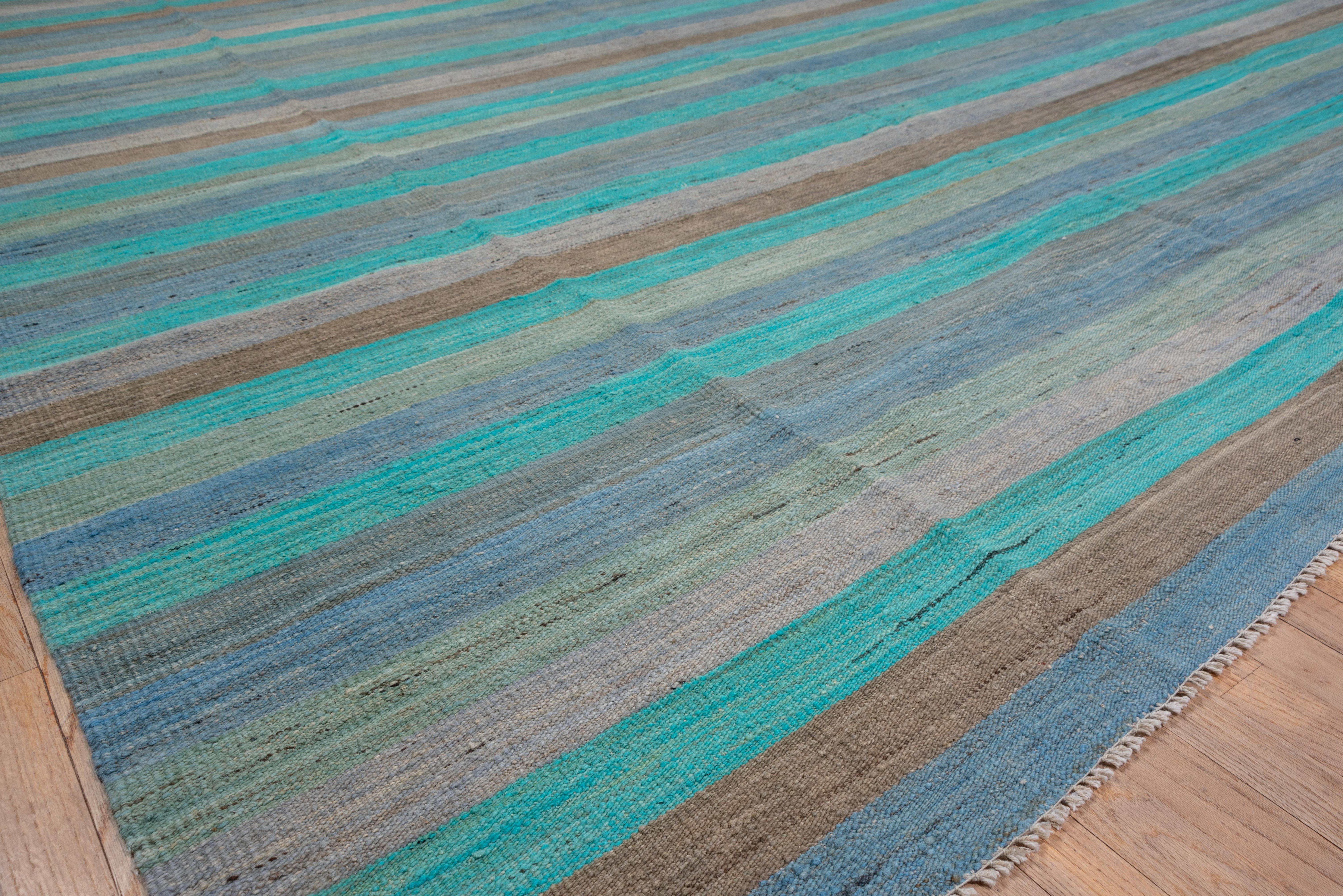 Zeitgenössischer gestreifter Flachgewebe-Teppich, blau, helles Meeresgrün und braun (Kelim) im Angebot
