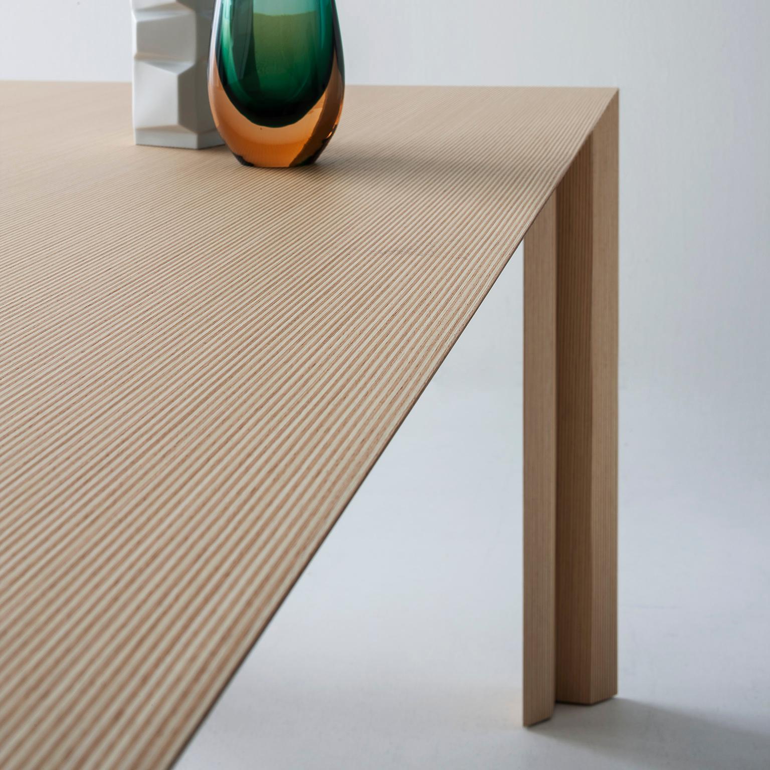 Zeitgenössischer Holztisch mit gestreiftem Muster von Sebastiano Bottos, Italien (Italienisch) im Angebot