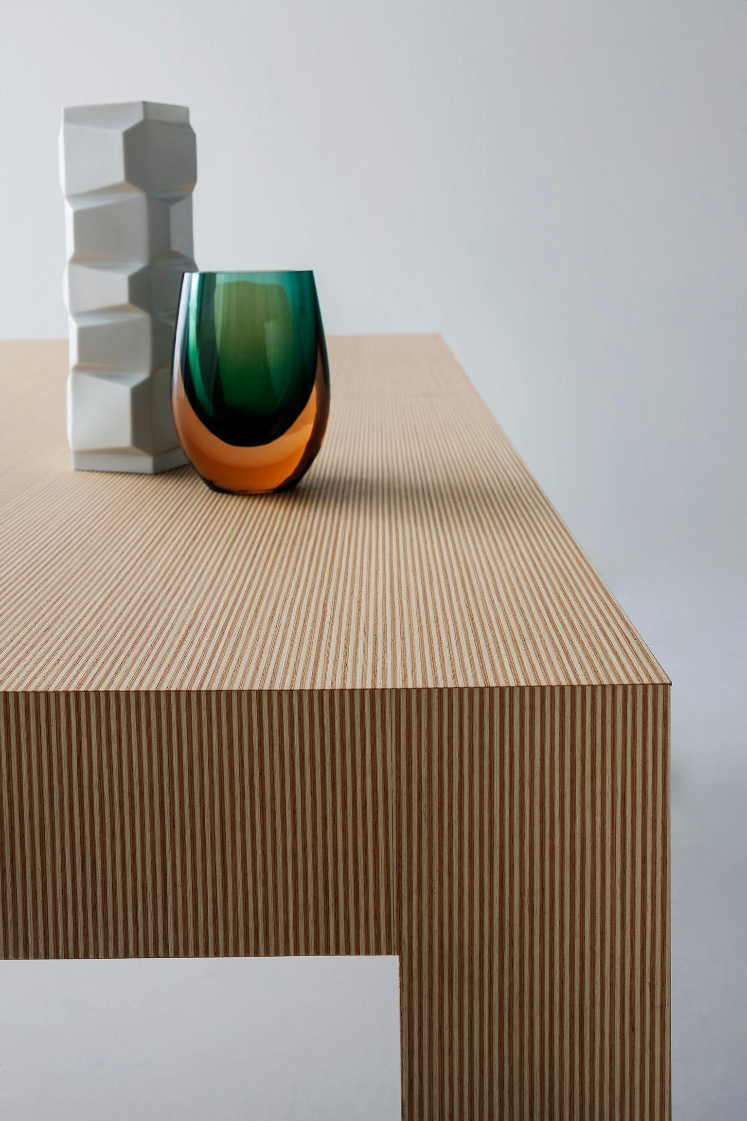 Zeitgenössischer Holztisch mit gestreiftem Muster von Sebastiano Bottos, Italien im Zustand „Neu“ im Angebot in Pordenone, IT