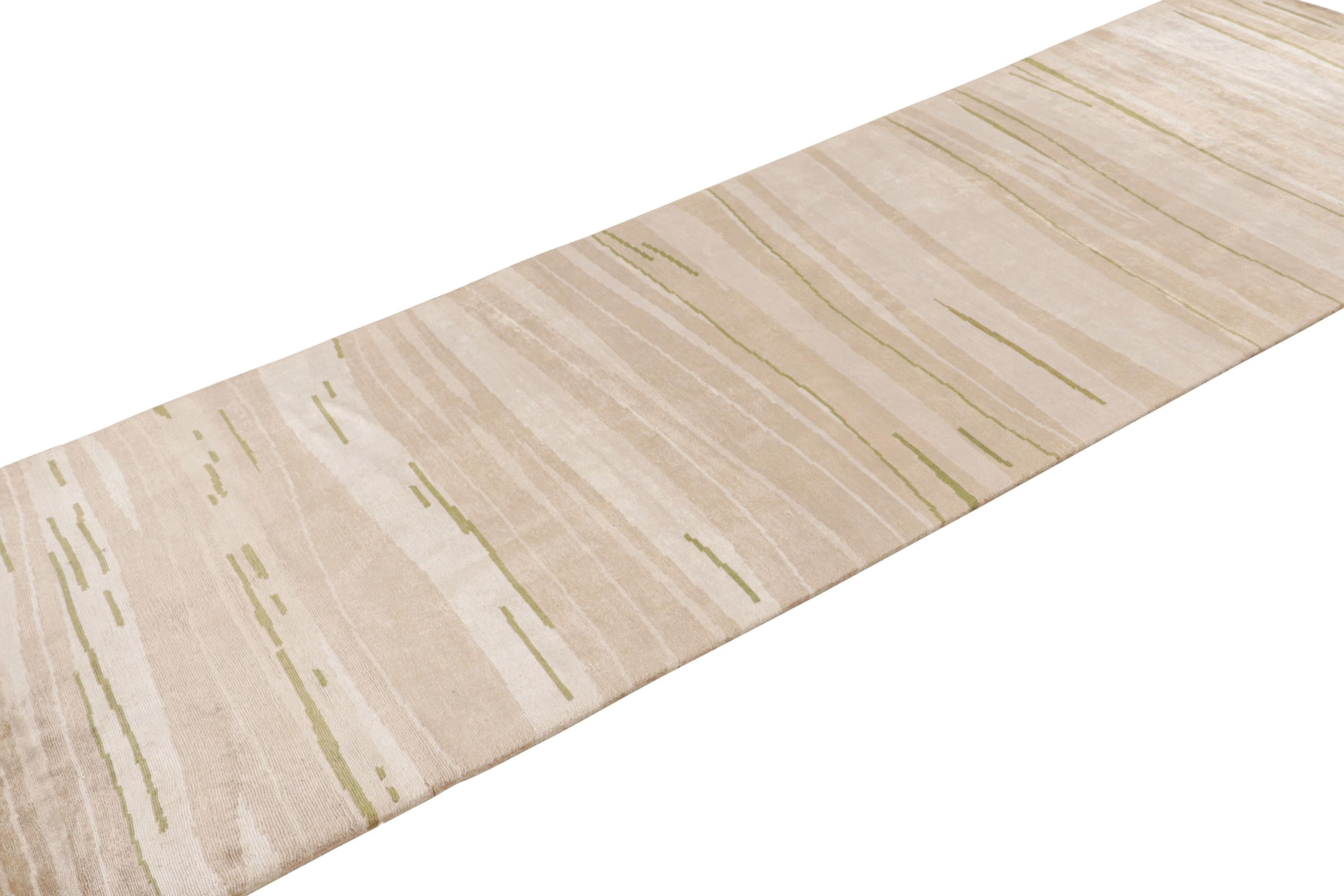 Questo runner annodato a mano dell'acclamata Rug & Kilim's Collection gode di un corpo in pura seta al 100% con una lucentezza naturale, che completa i toni neutri del beige-marrone con un'accattivante luminosità e fa risaltare il rilassante senso