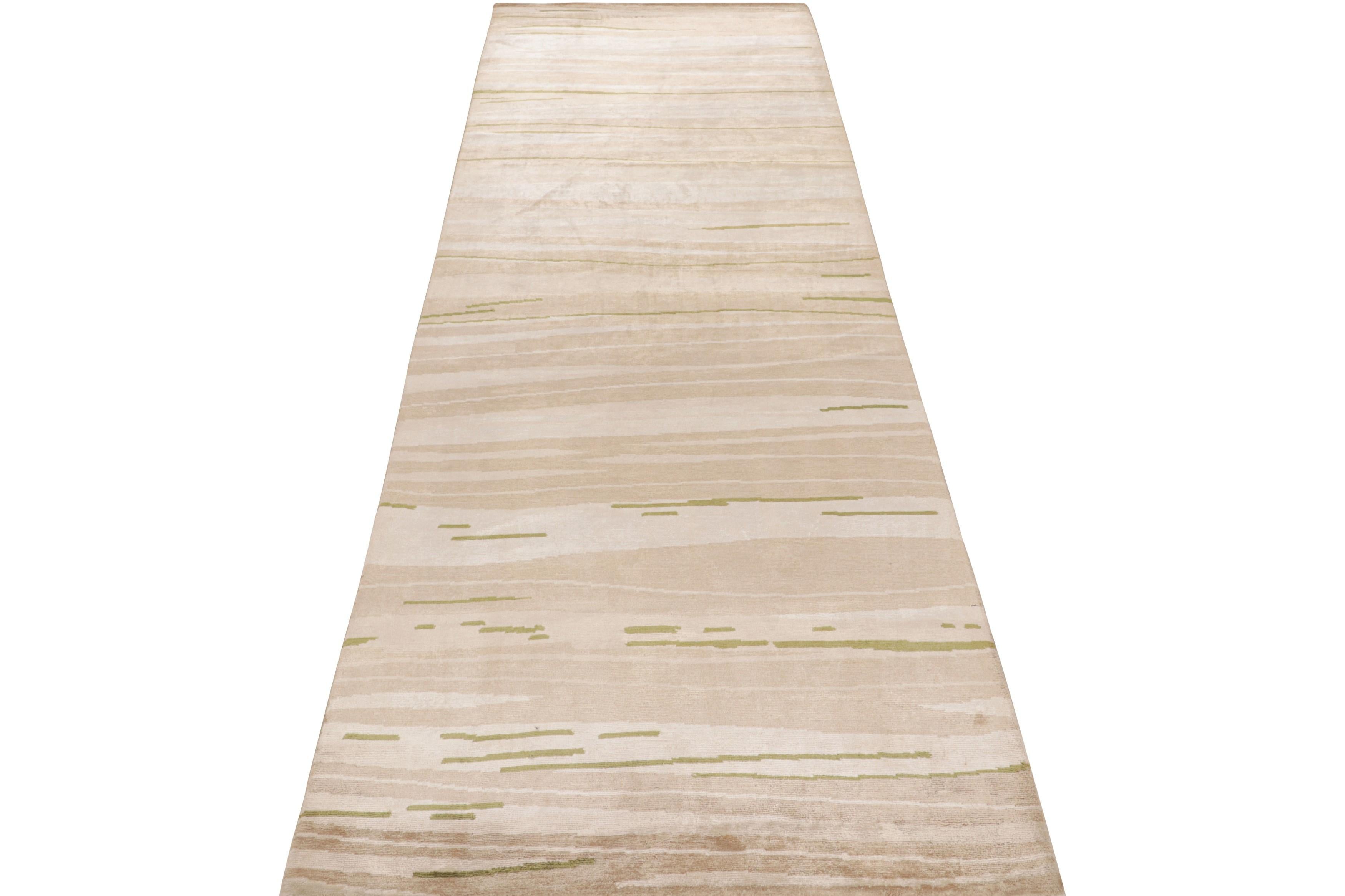 Khotan Tappeto contemporaneo a righe Beige Brown Striped Silk Runner by Rug & Kilim in vendita