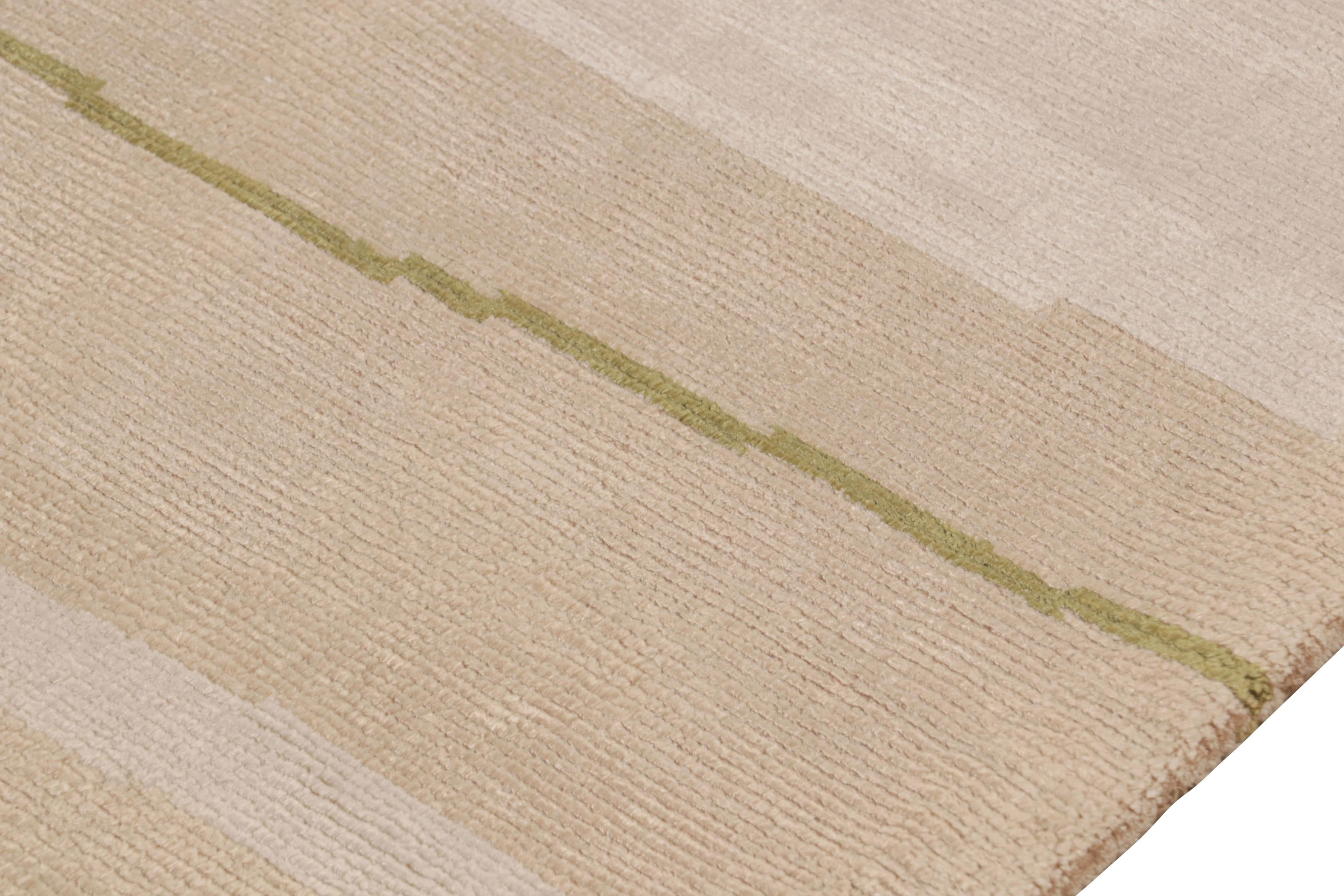 Annodato a mano Tappeto contemporaneo a righe Beige Brown Striped Silk Runner by Rug & Kilim in vendita