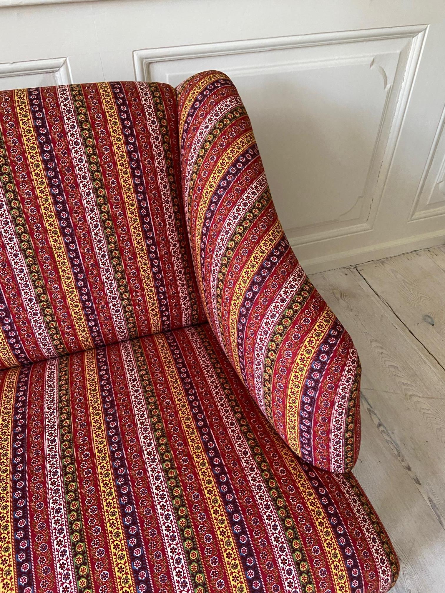 Zeitgenössisches gestreiftes Sofa mit maßgeschneiderter Polsterung von der Wohnung, Belgien (Textil) im Angebot