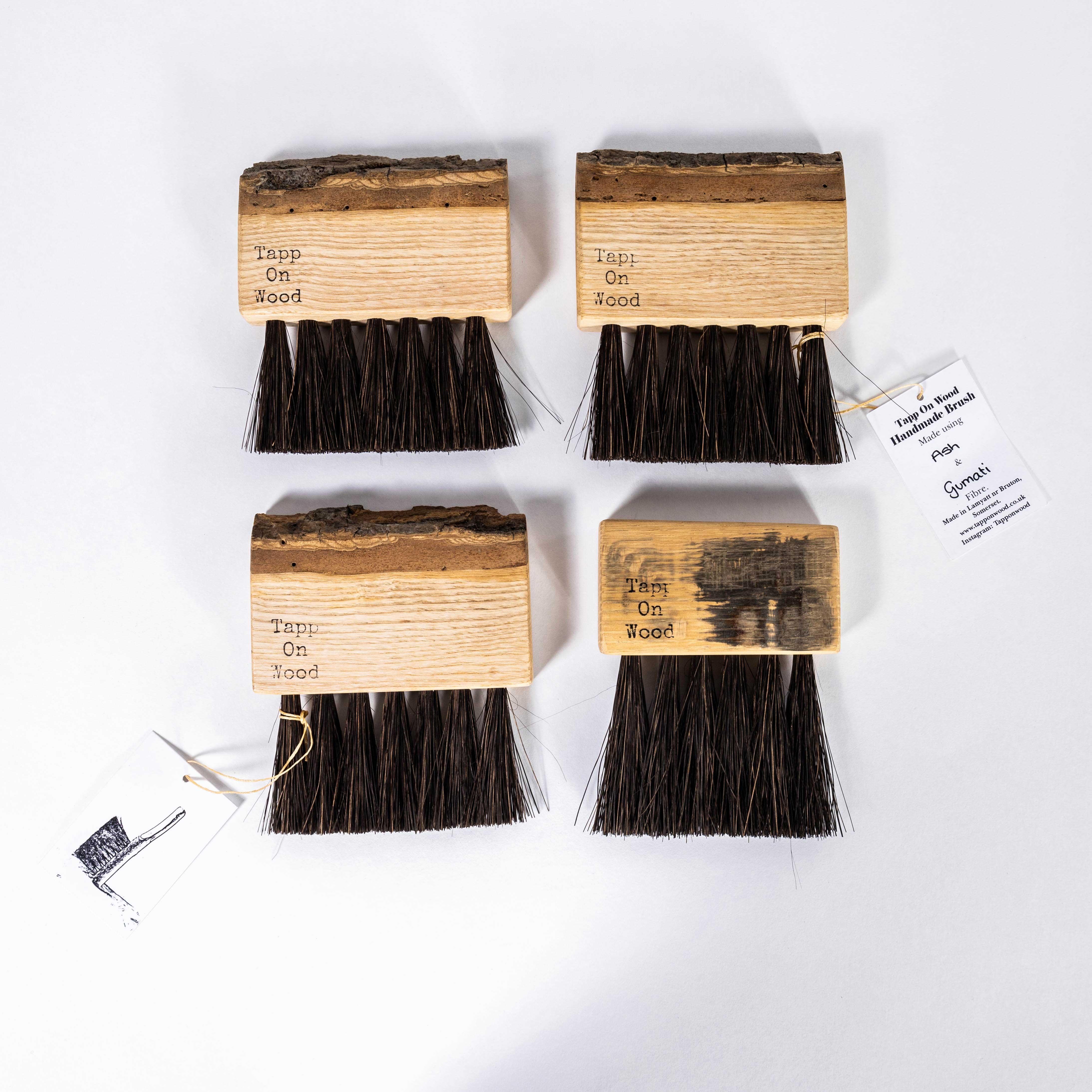 Zeitgenössischer Stub Brush - Jonny Tapp. 

Der in Bruton, Somerset, ansässige Jonny ist ein leidenschaftlicher Handwerker, der seine Liebe zum Holz und zu handgefertigten Qualitätsprodukten in die Herstellung außergewöhnlicher und funktioneller