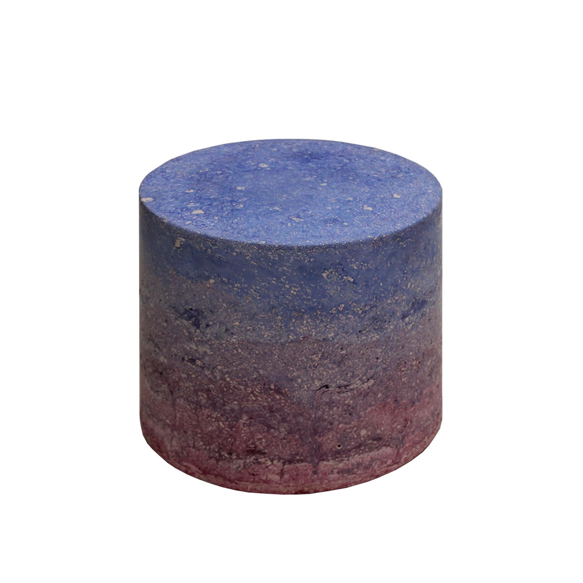 Table d'appoint ronde fabriquée à la main en marbre stucco. Il s'agit d'une pièce unique fabriquée en Espagne.

Chaque article proposé par LA Studio est contrôlé par notre équipe de 10 artisans dans notre atelier interne. Des demandes spéciales de