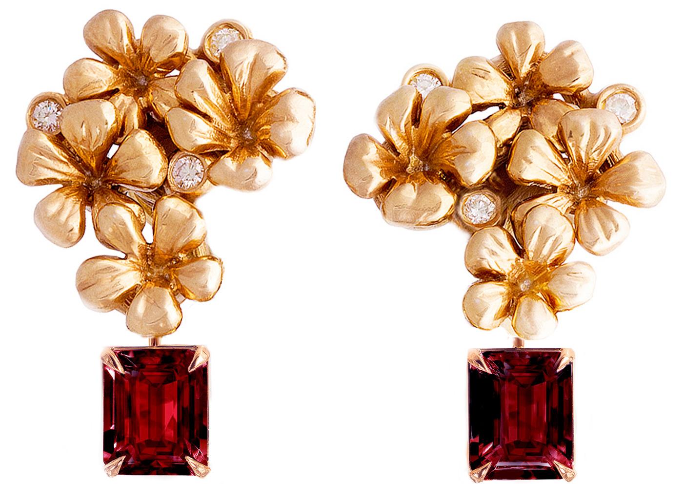 These contemporary 18 karat rose gold cocktail earrings are encrusted with 6 round diamonds and detachable rubies, 1,4 carats in total, 6,7x4 mm each. This jewellery collection was featured in Vogue UA review in November.
The size of one earring is