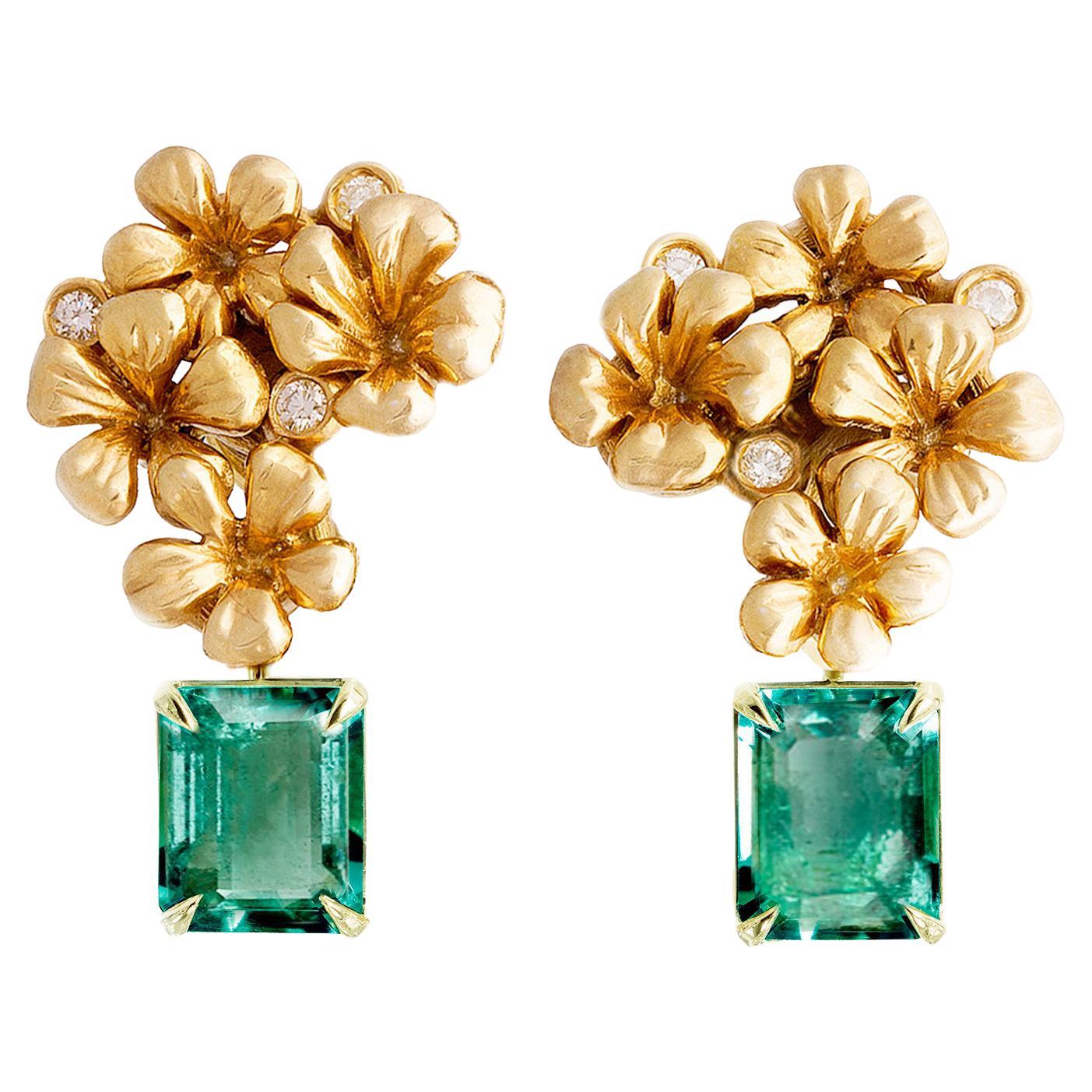 Eighteen Karat Yellow Gold Contemporary Stud Earrings with Natural Emeralds For Sale
