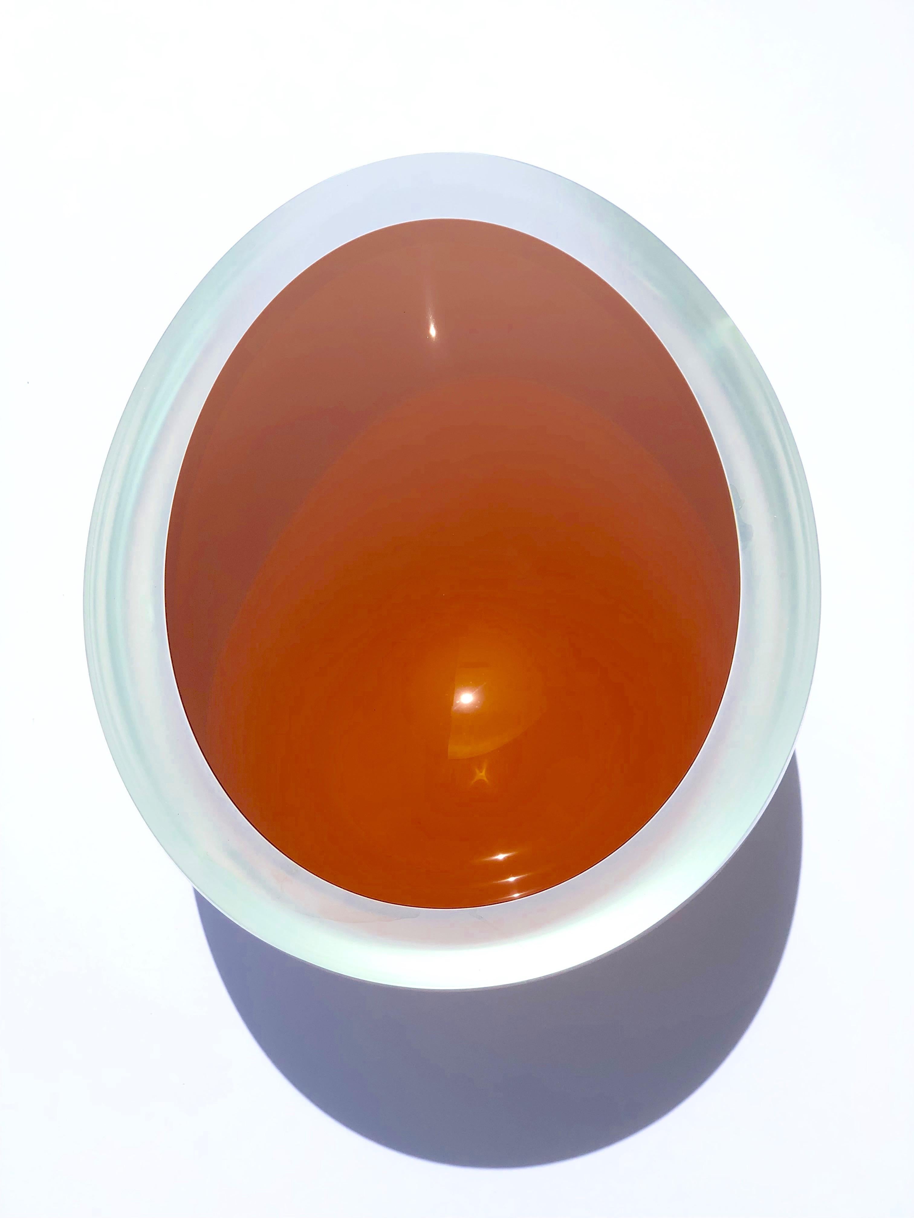 Zeitgenössische Studio-Glasschale, handgefertigt in der Tschechischen Republik. Die Farbe besteht aus zwei Farben, die auf der Innenseite der Schale aufgetragen werden, zuerst weiß und dann korallenrot. Das Gehäuse ist aus Klarglas und die Öffnung