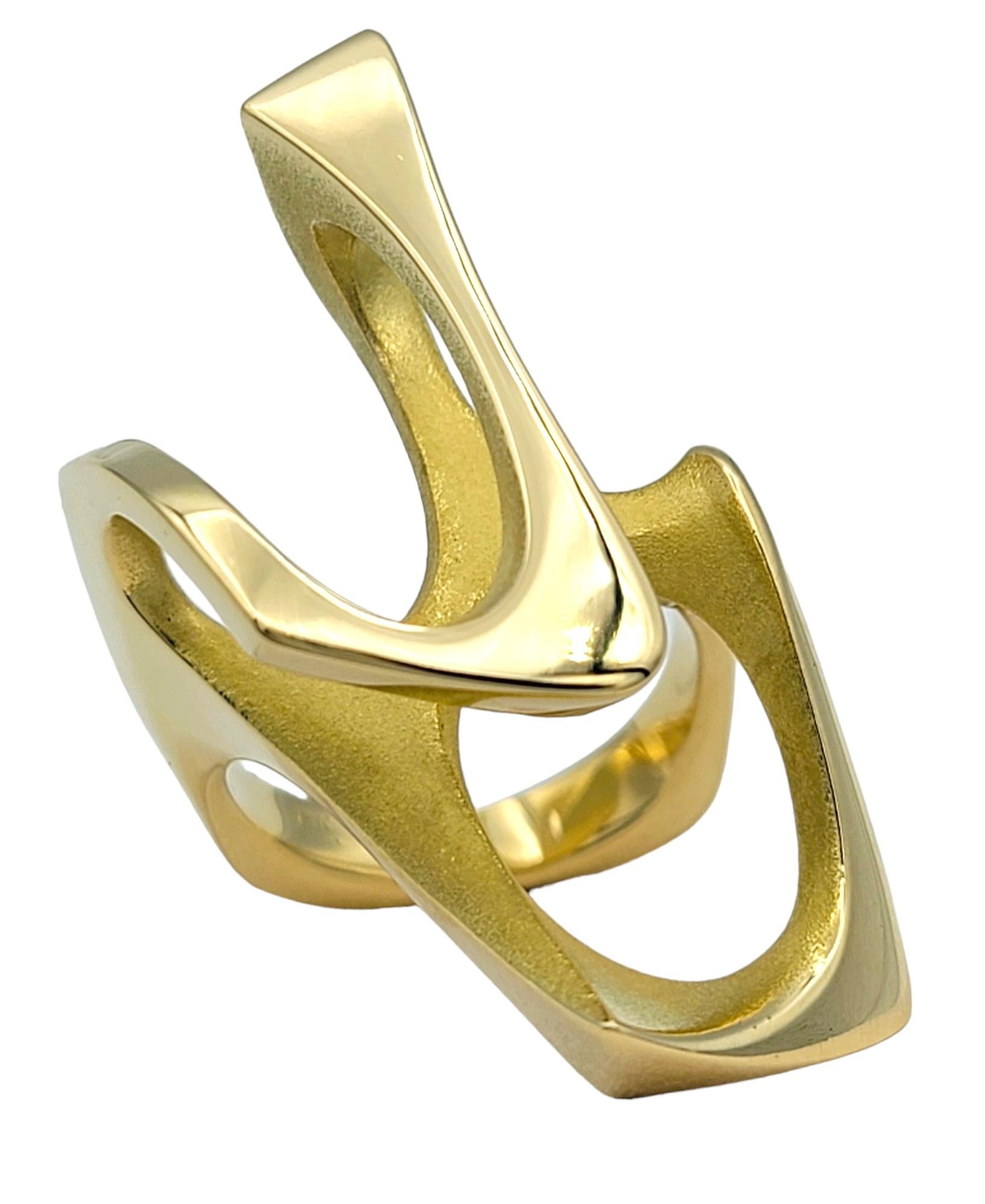 Taille de l'anneau : 7

Adoptez l'élégance moderne avec cette bague cocktail allongée contemporaine en or jaune 18 carats. Cette pièce remarquable allie harmonieusement l'art et la sophistication, ce qui en fait un ajout remarquable à toute