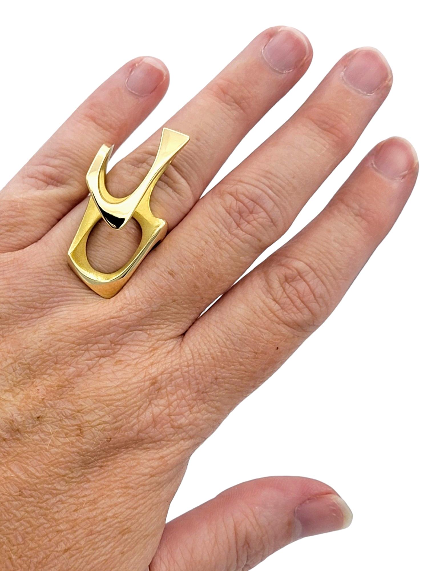 Bague cocktail ouverte géométrique allongée en or jaune 18 carats de style contemporain en vente 3