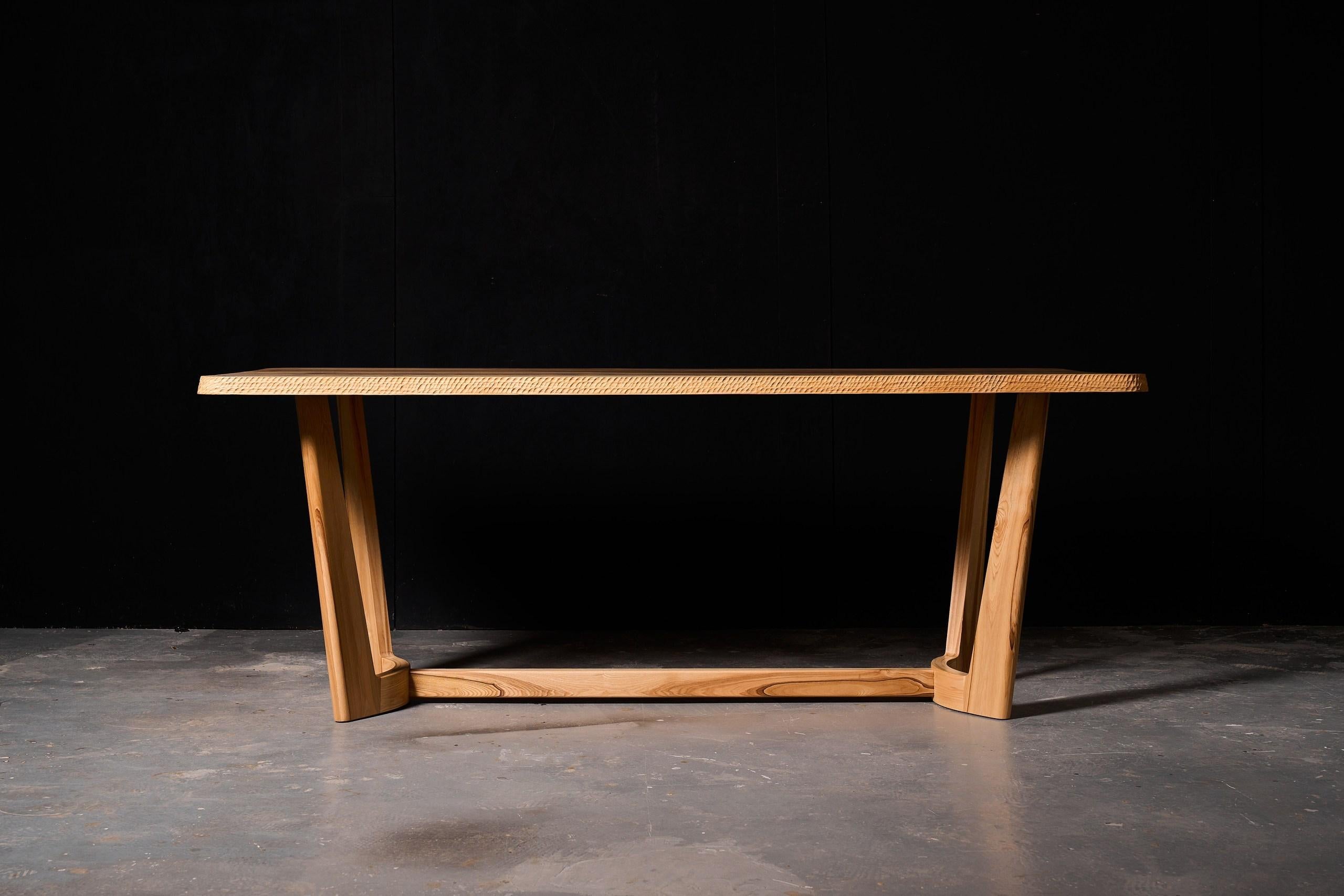 Tavolo in stile contemporaneo con decorazione artigianale dei bordi in frassino massiccio

Trasforma i tuoi interni con il nostro tavolo in stile contemporaneo realizzato in legno massiccio di frassino. Questo tavolo di qualità combina un elegante