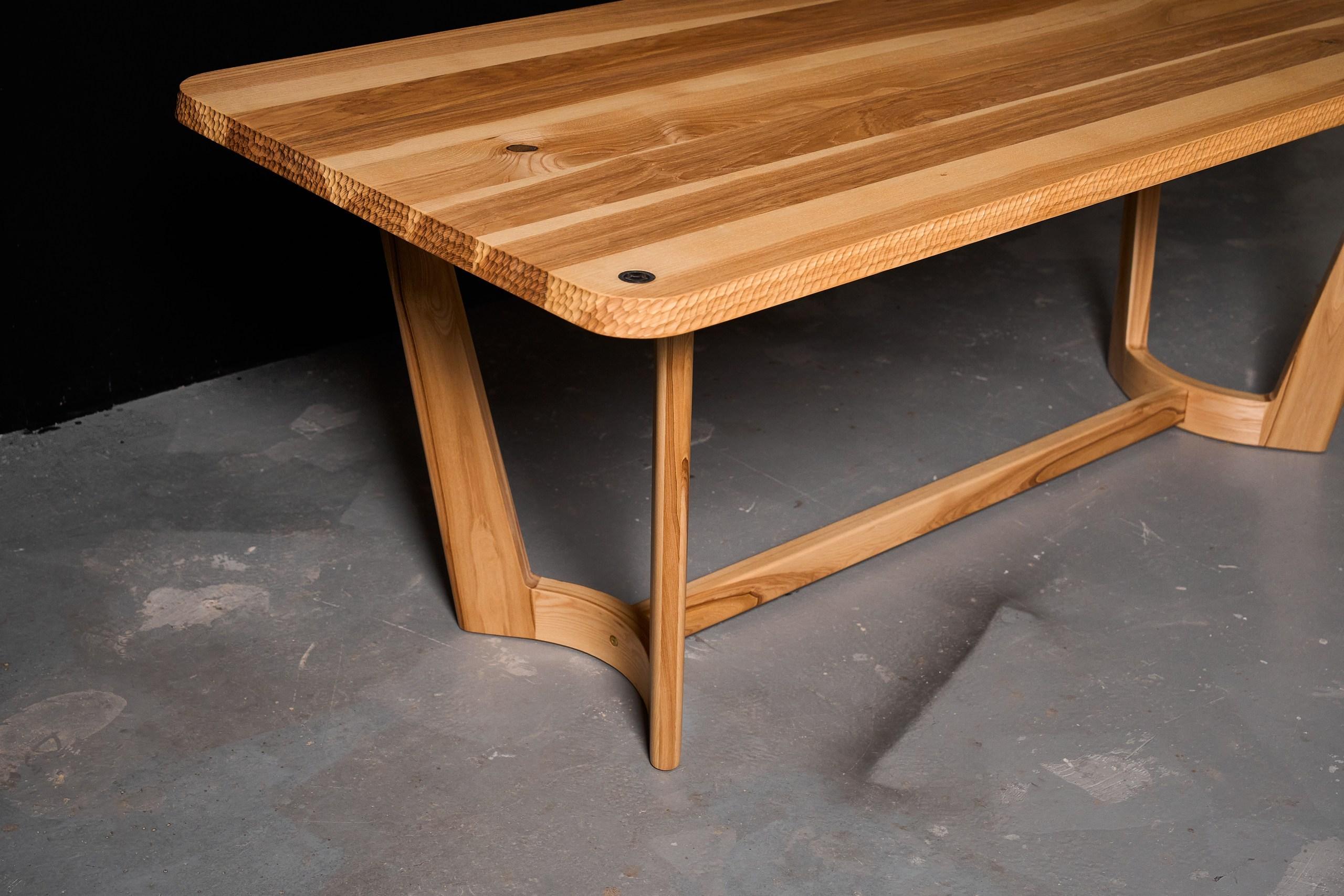 Brutalismo Tavolo in stile contemporaneo con decorazione artigianale dei bordi in Wood massiccio in vendita