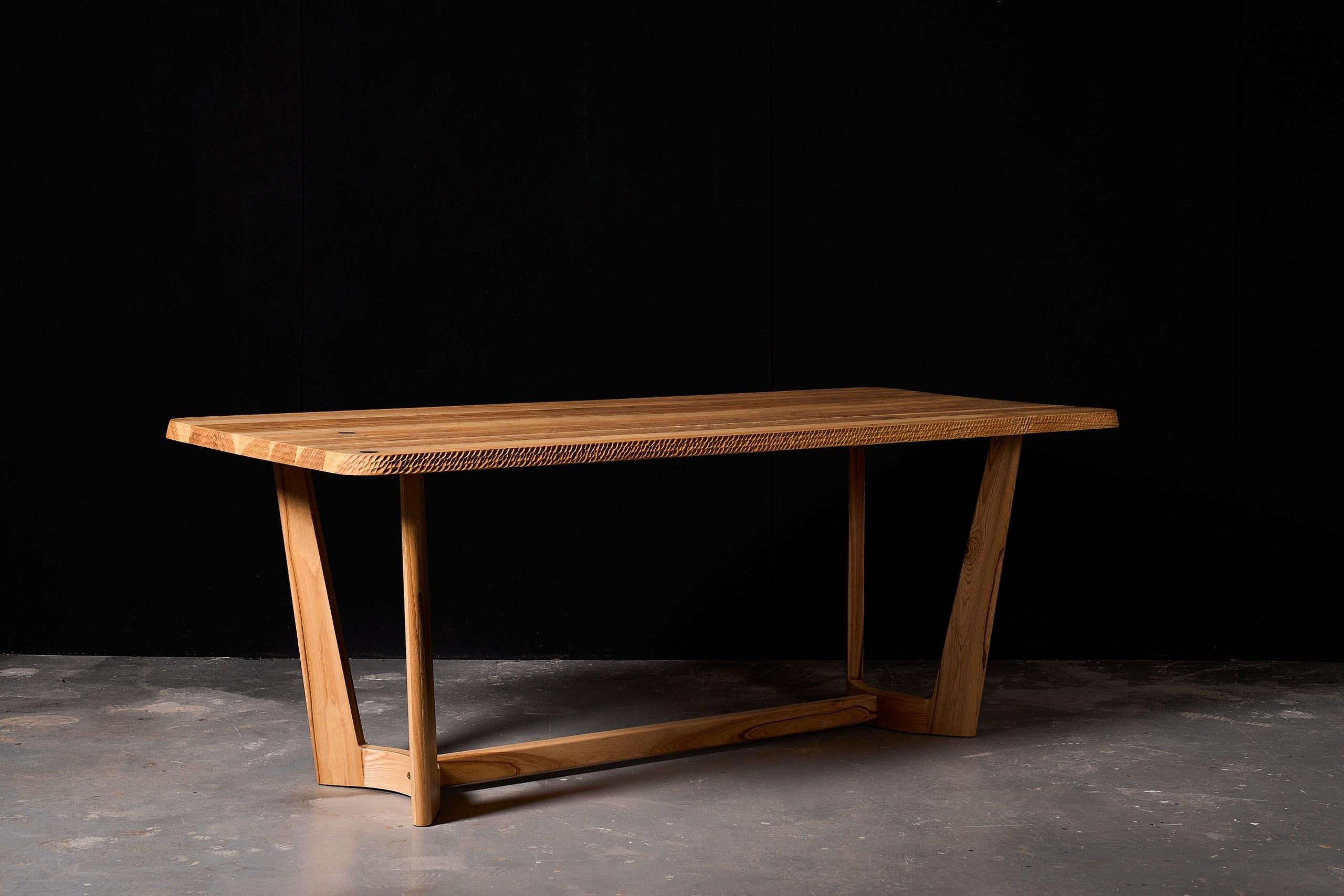 Intagliato a mano Tavolo in stile contemporaneo con decorazione artigianale dei bordi in Wood massiccio in vendita