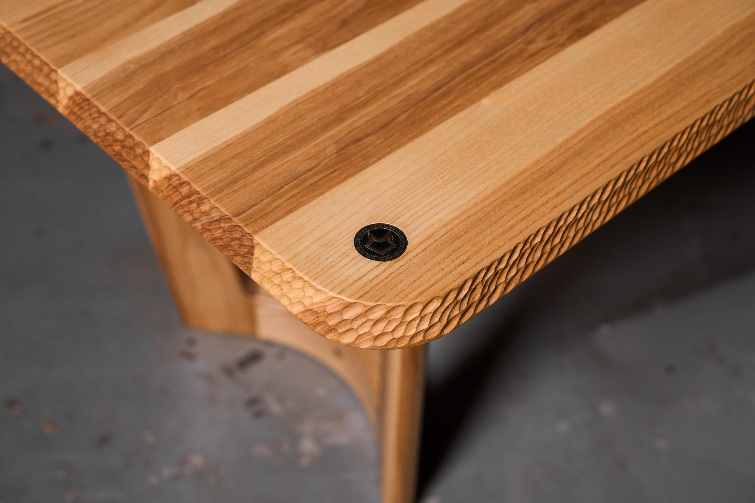 Tavolo in stile contemporaneo con decorazione artigianale dei bordi in Wood massiccio In condizioni Nuovo in vendita a Burlăceni, Cahul District