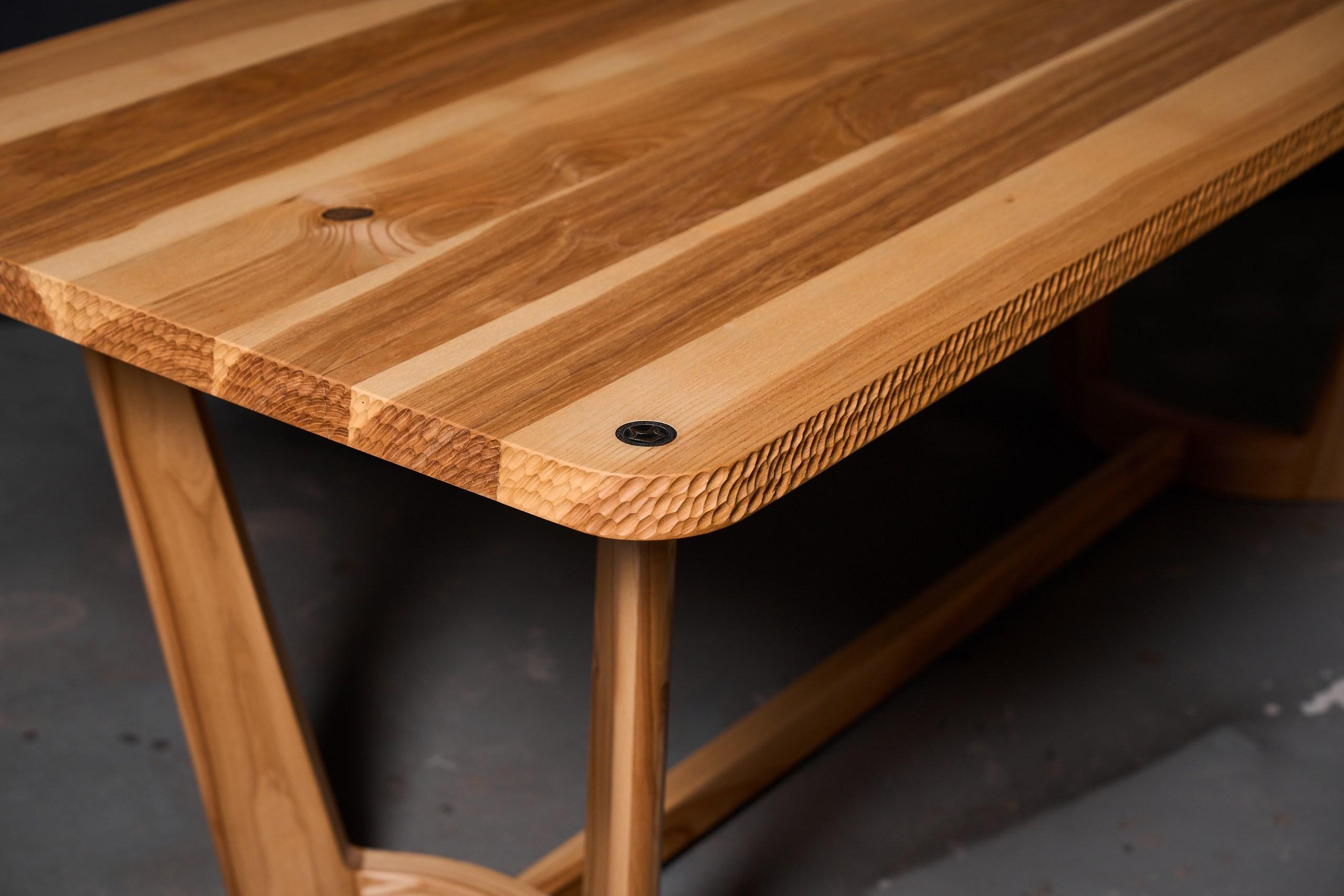 XXI secolo e contemporaneo Tavolo in stile contemporaneo con decorazione artigianale dei bordi in Wood massiccio in vendita